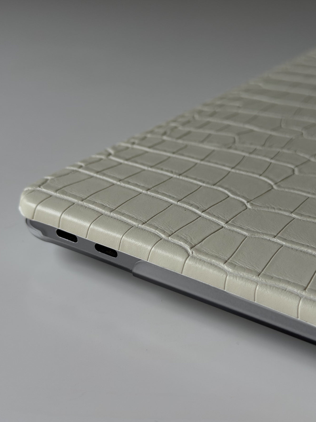 ЧОХОЛ ДЛЯ MACBOOK "GATOR SKIN" МОЛОЧНИЙ