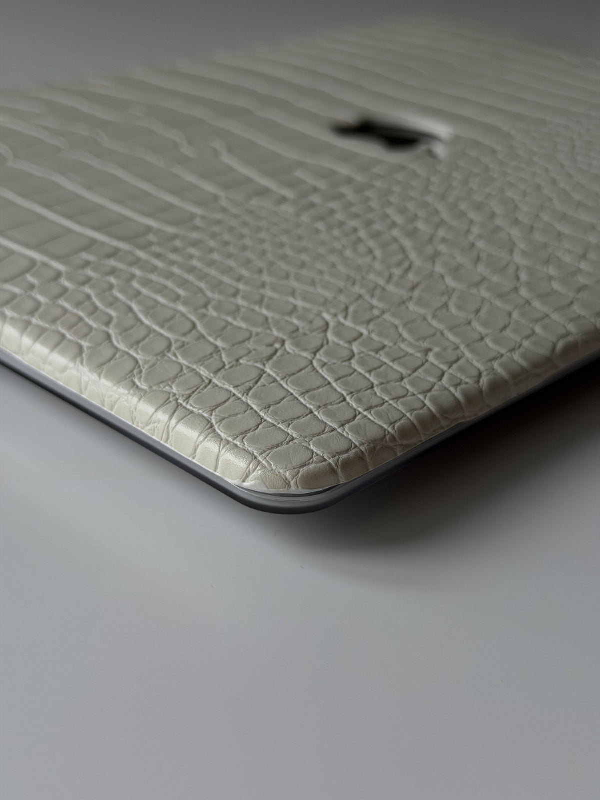 ЧОХОЛ ДЛЯ MACBOOK "GATOR SKIN" МОЛОЧНИЙ