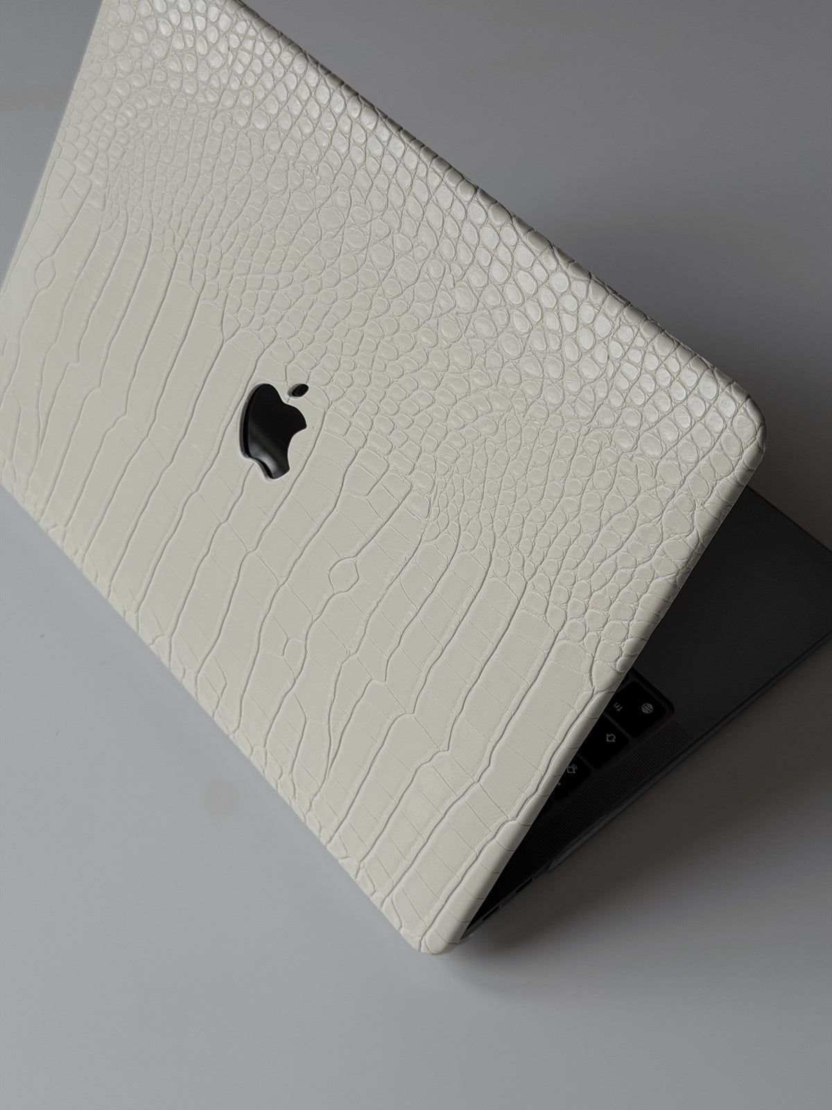 ЧОХОЛ ДЛЯ MACBOOK "GATOR SKIN" МОЛОЧНИЙ