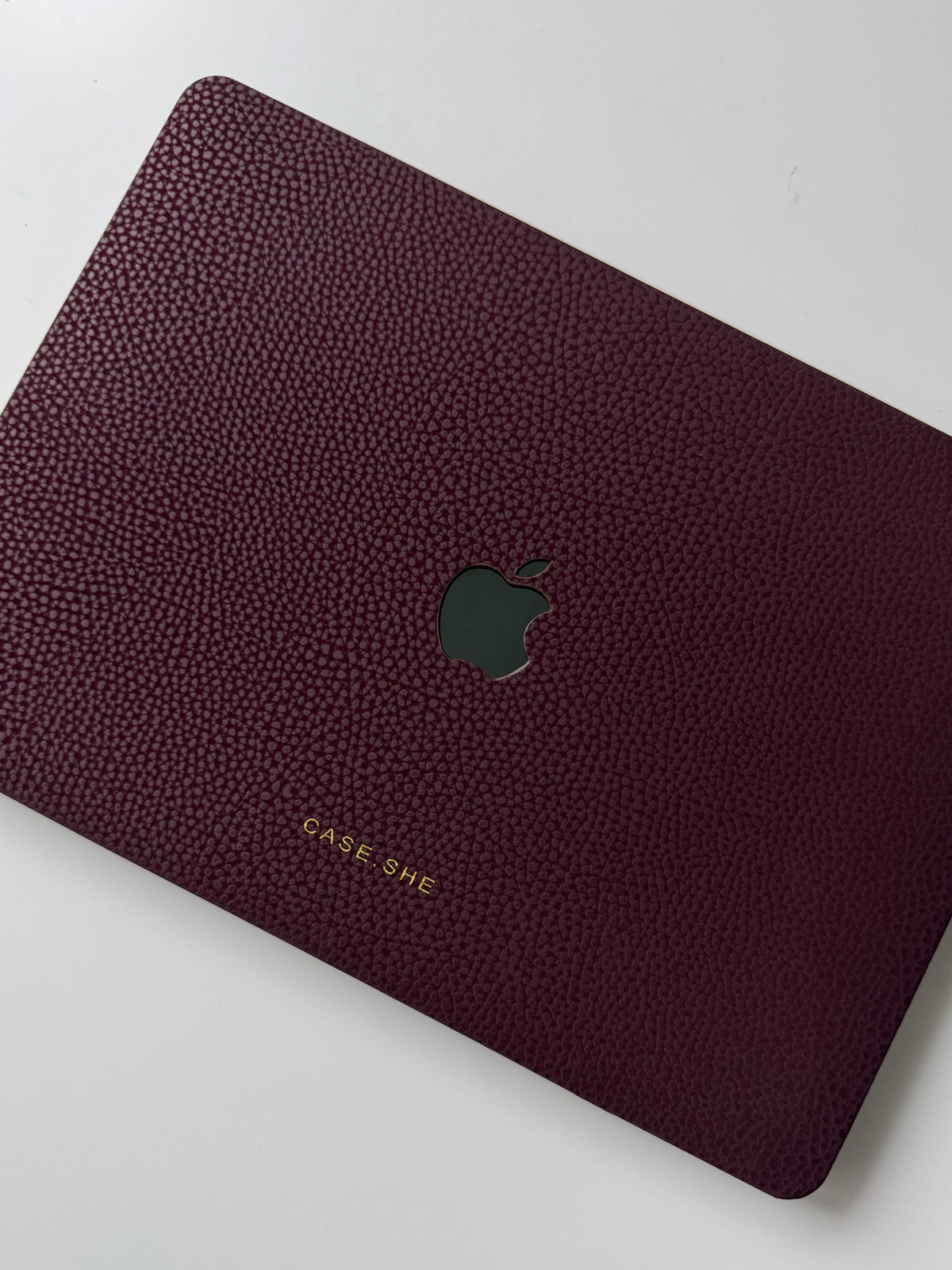 ЧОХОЛ ДЛЯ MACBOOK "PEBBLE SKIN" БОРДОВИЙ