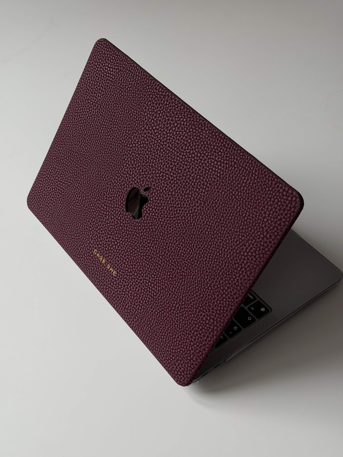 ЧОХОЛ ДЛЯ MACBOOK "PEBBLE SKIN" БОРДОВИЙ