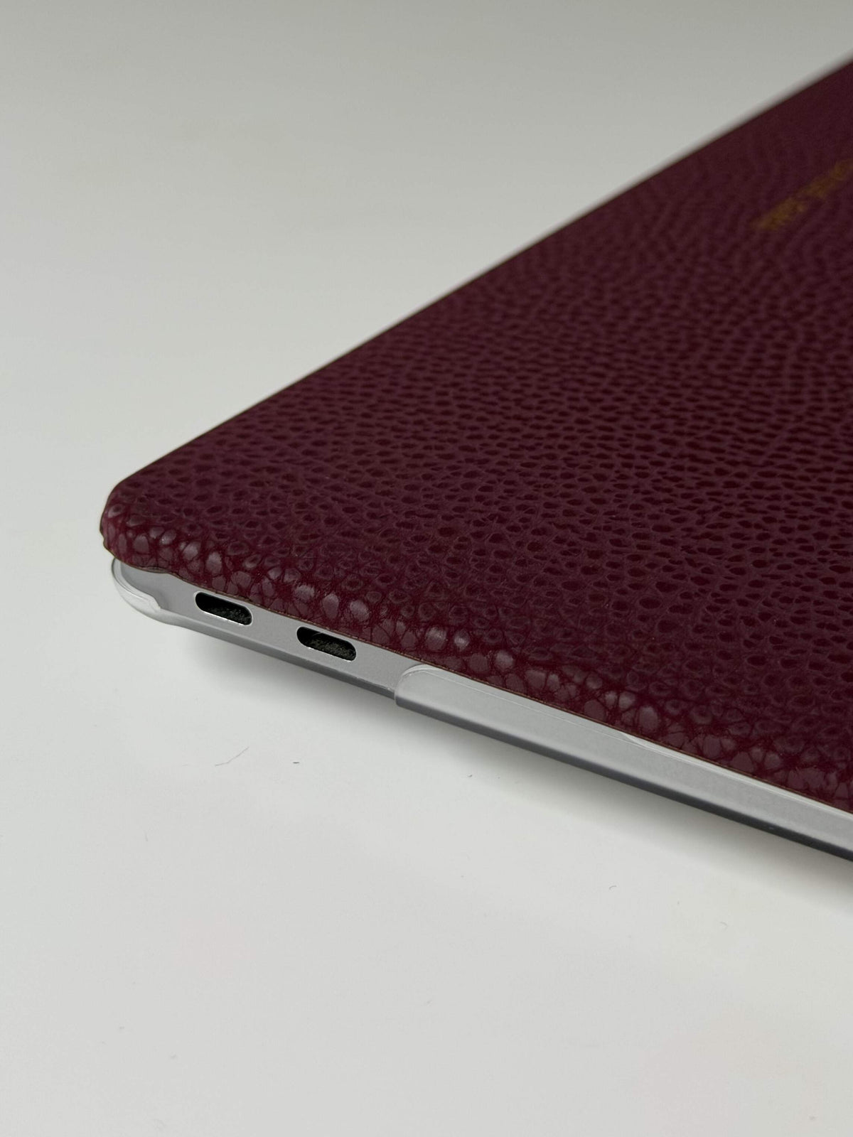 ЧОХОЛ ДЛЯ MACBOOK "PEBBLE SKIN" БОРДОВИЙ