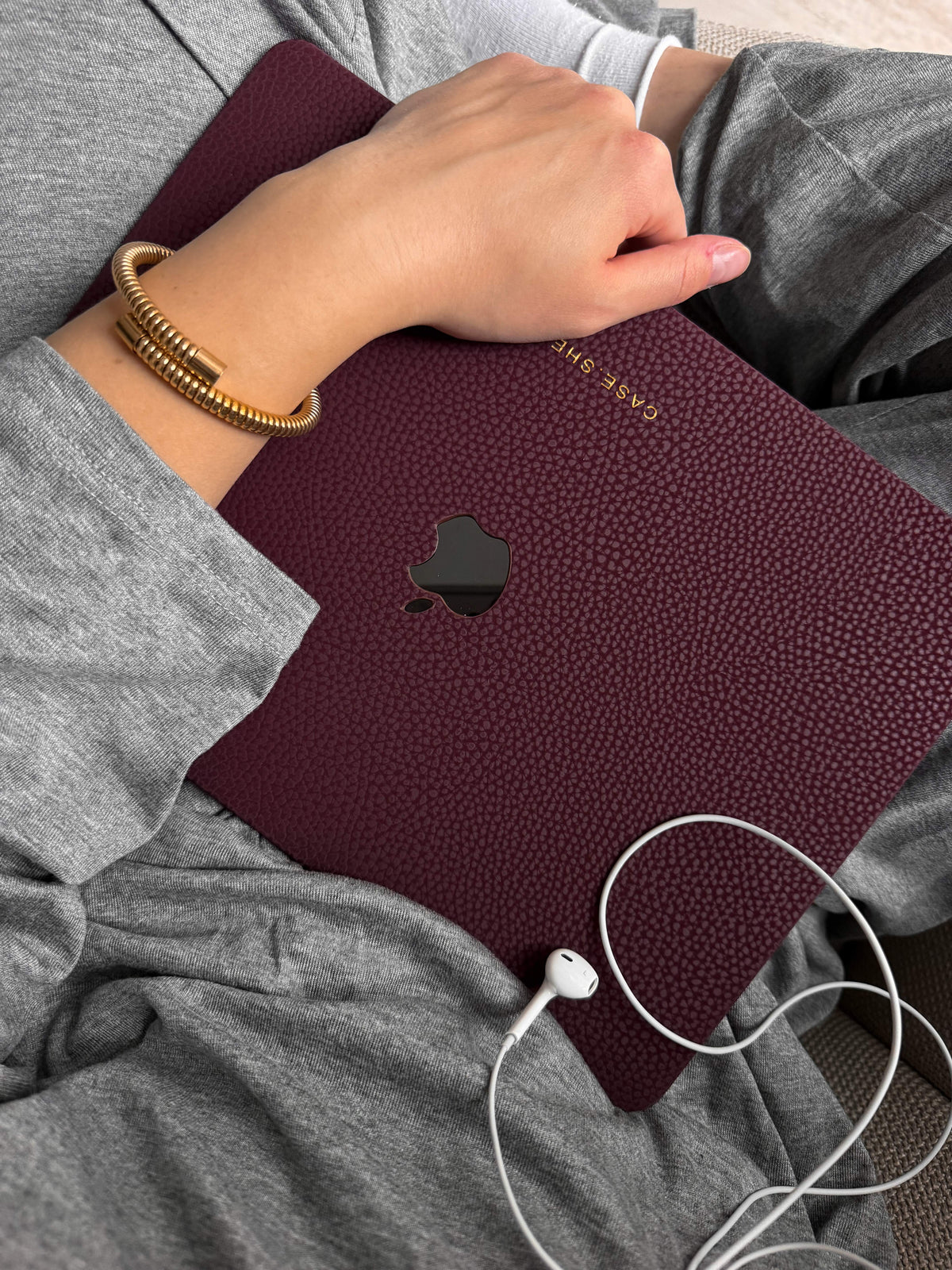 ЧОХОЛ ДЛЯ MACBOOK "PEBBLE SKIN" БОРДОВИЙ