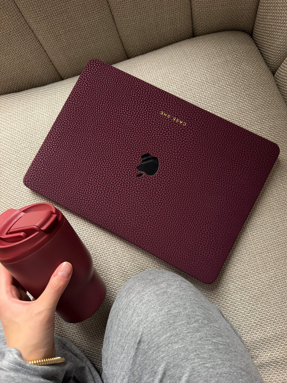ЧОХОЛ ДЛЯ MACBOOK "PEBBLE SKIN" БОРДОВИЙ