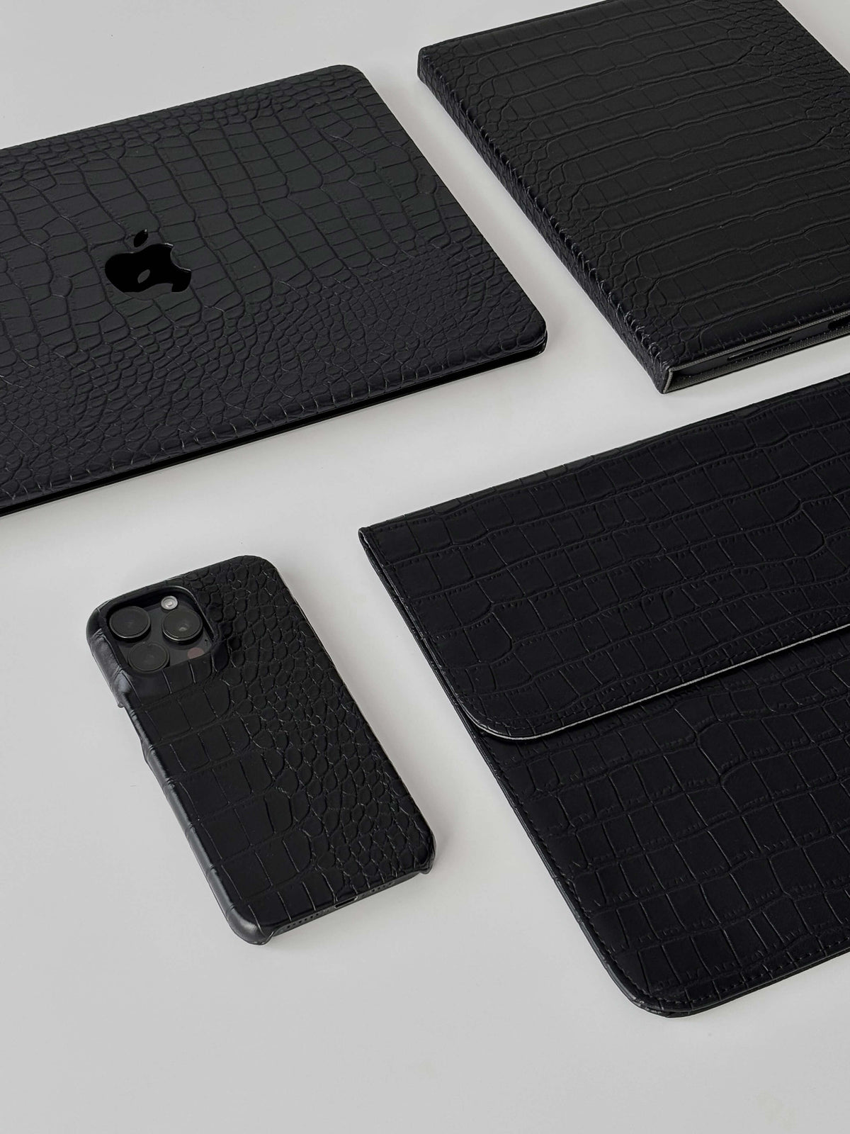 Чорні чохли з фактурою під шкіру крокодила для MacBook та iPhone, чохол-книжка для планшета й конверт для ноутбука