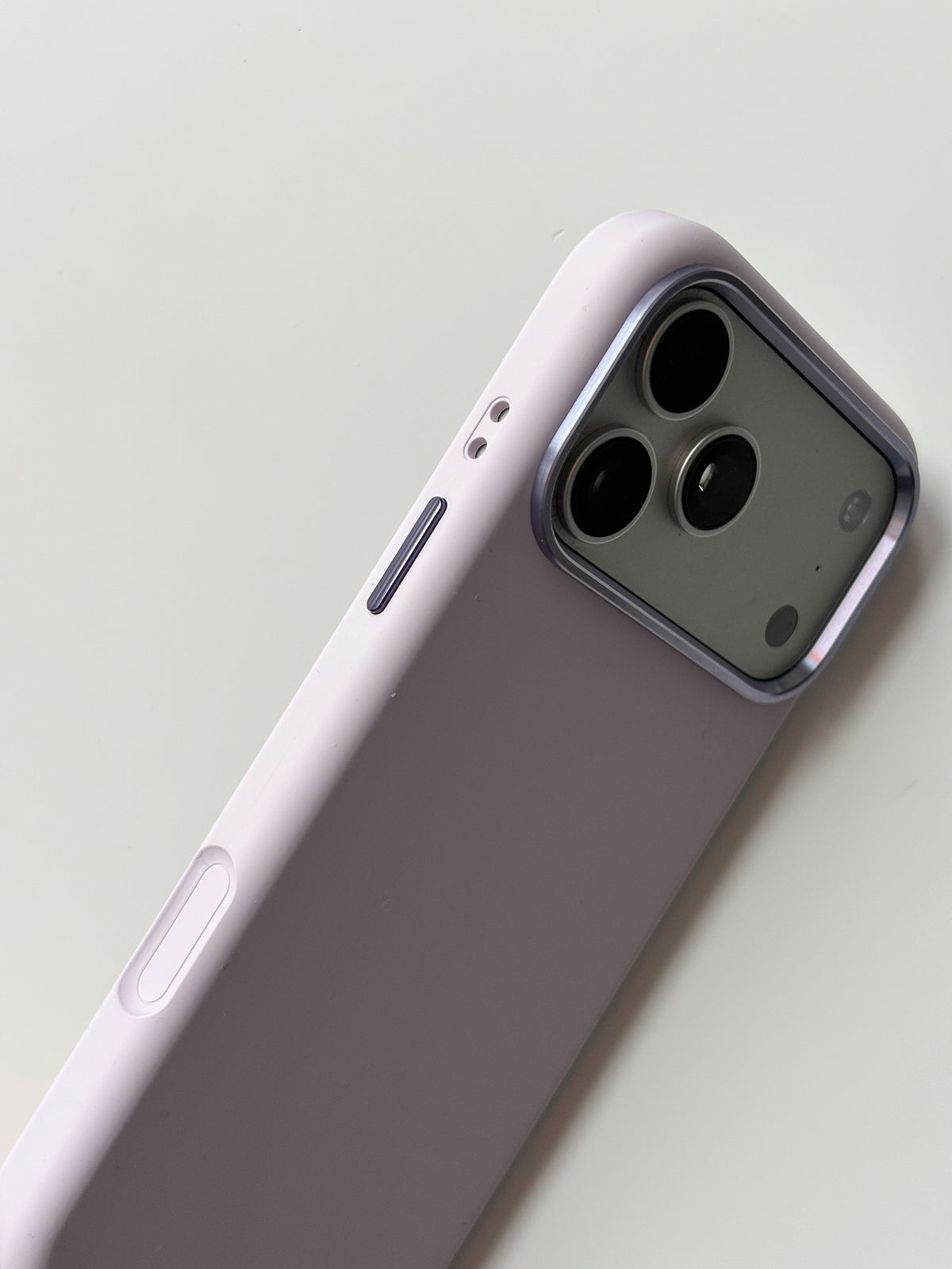 Лавандово-рожевий чохол для iPhone — діагональний вигляд на широку рамку камер і кнопки