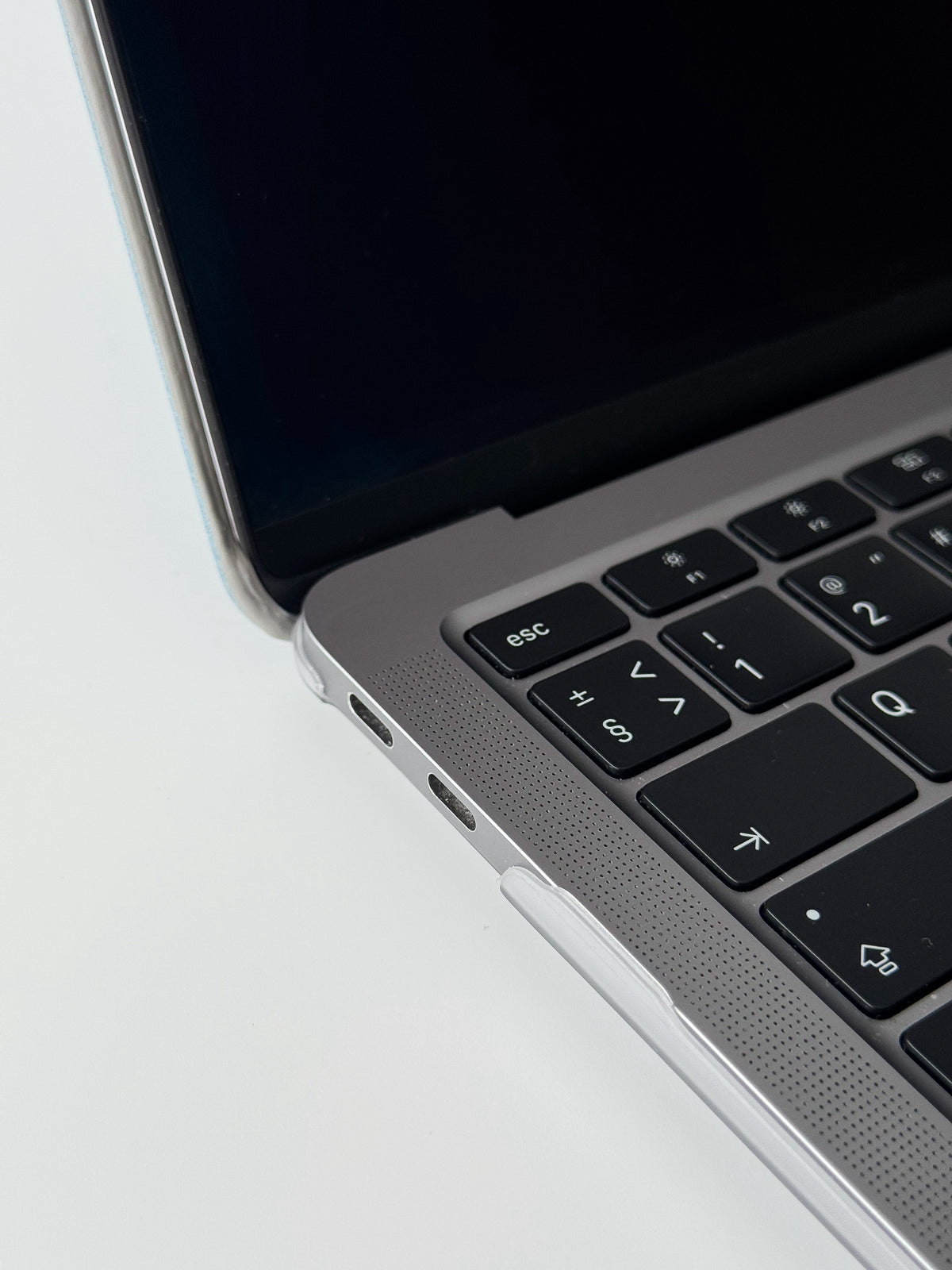 MacBook у чохлі «Замшева м’якість» — бічні вирізи під порти біля клавіатури