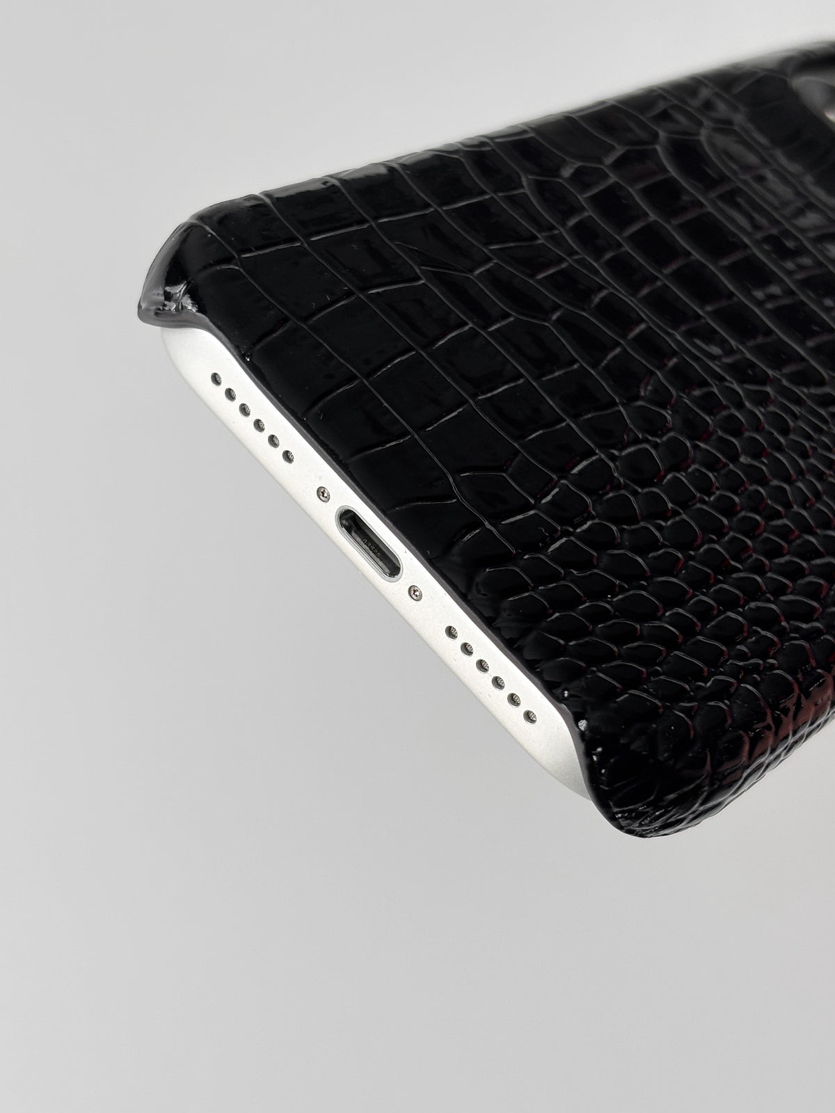 Чорний глянцевий чохол Gator Skin для iPhone — відкритий нижній край із роз’ємом телефону