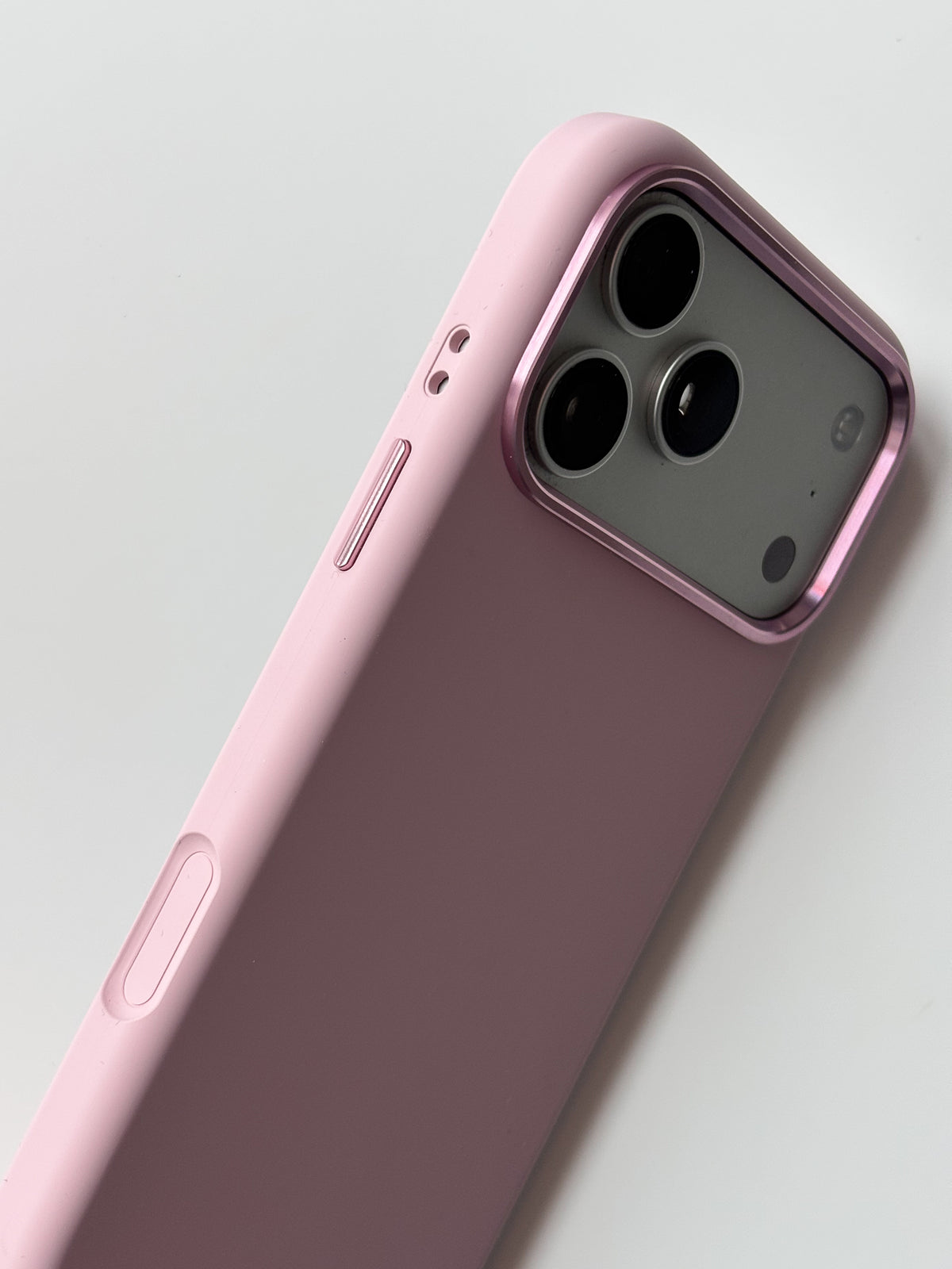 Рожевий чохол для iPhone — діагональний вигляд на широку рамку камер