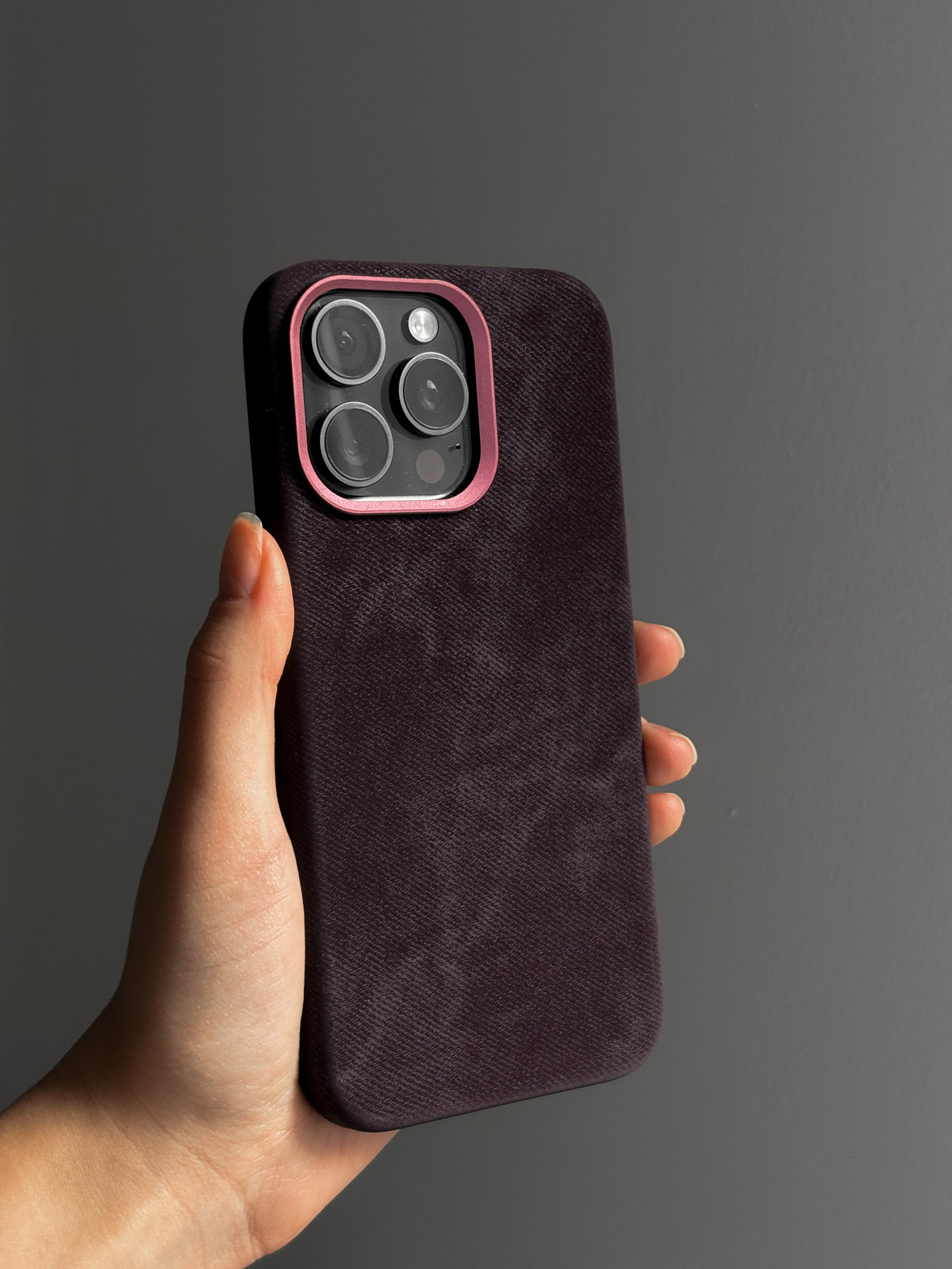Чохол «Замшева м’якість» на iPhone у руці на темному тлі