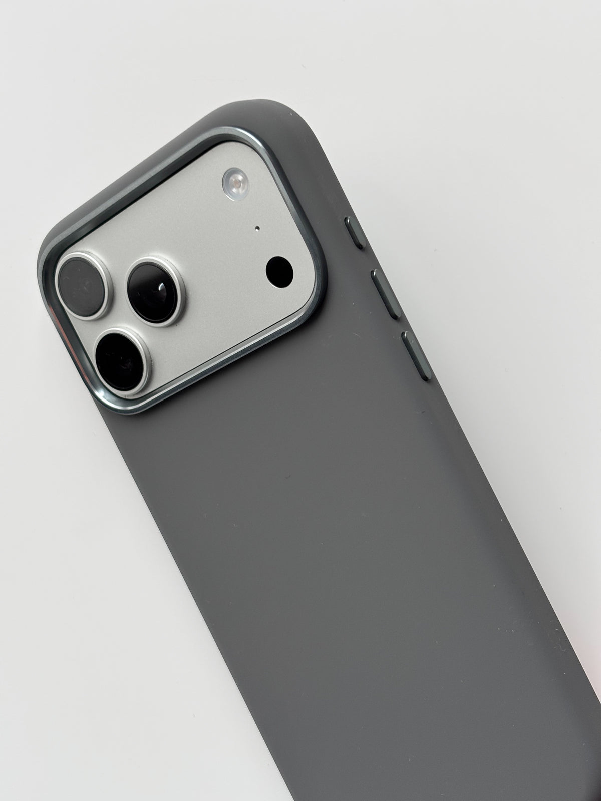 Графітовий чохол для iPhone — крупний план широкої металевої рамки камер