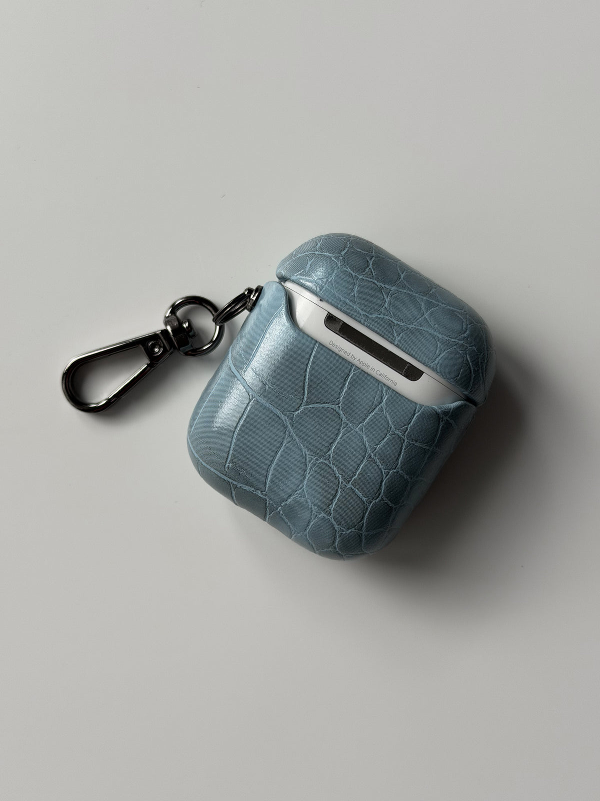 Блакитний чохол Gator Skin для AirPods — вигляд ззаду на шарнір і карабін
