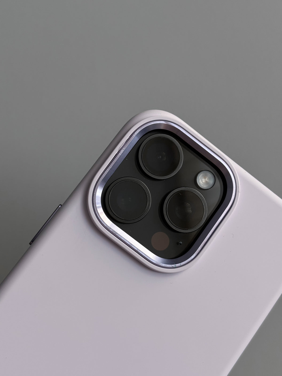 Лавандово-рожевий чохол для iPhone — крупний план металевої рамки навколо камер