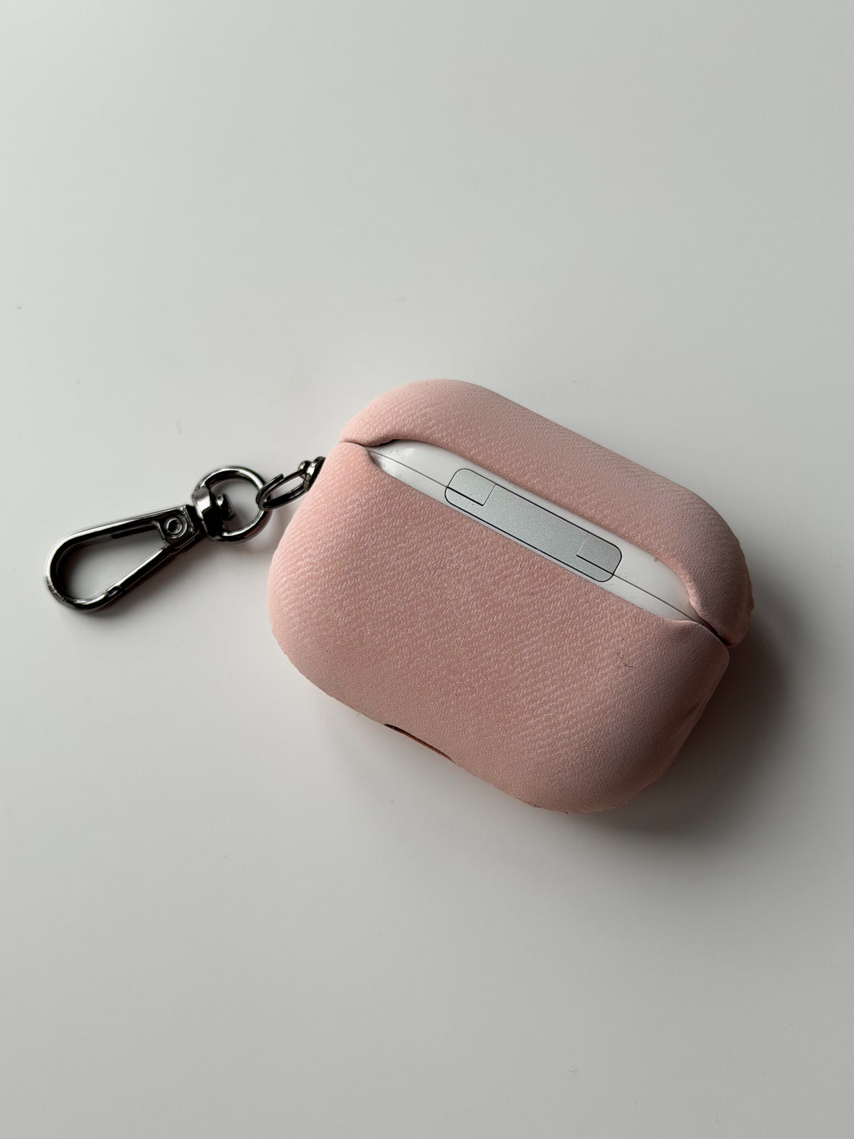 Рожевий чохол «Замшева м’якість» для AirPods — вигляд ззаду на шарнір і карабін