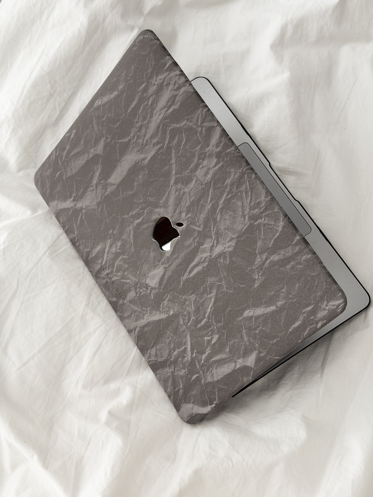 Сірий чохол «Оксамит» на MacBook на білому ліжку — вигляд згори