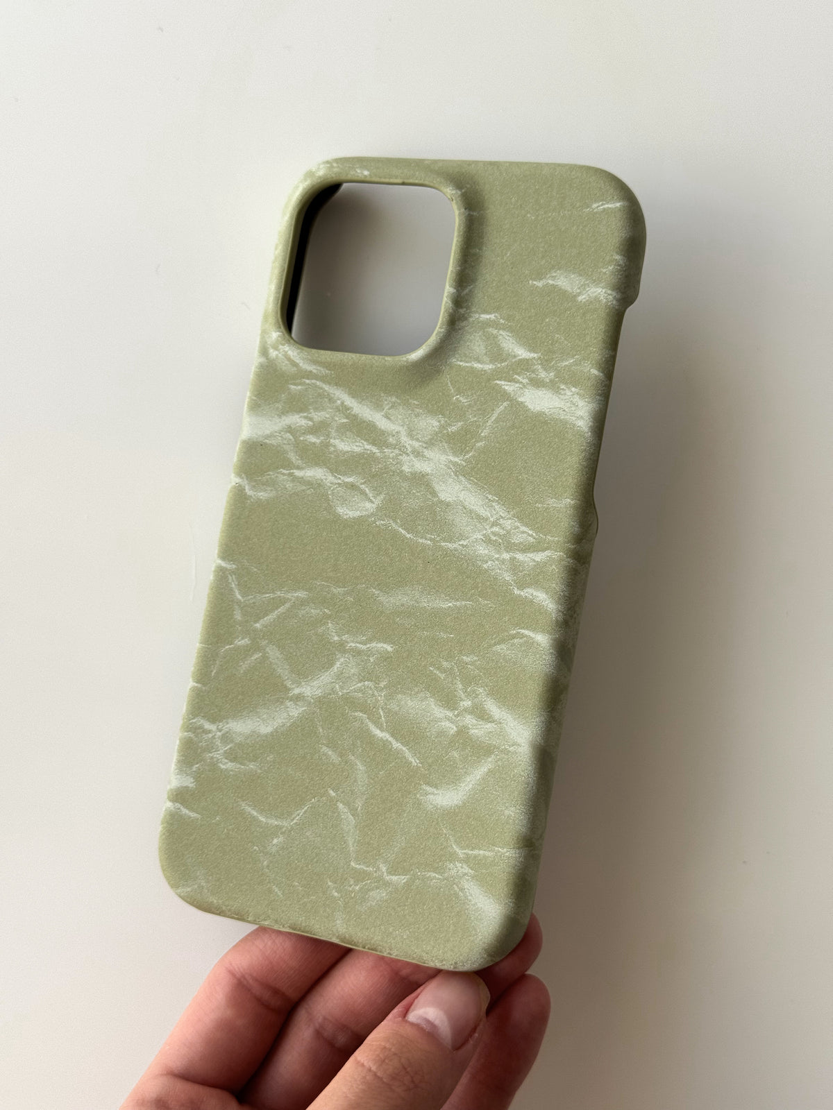 Оливковий чохол «Оксамит» для iPhone без телефону в руці