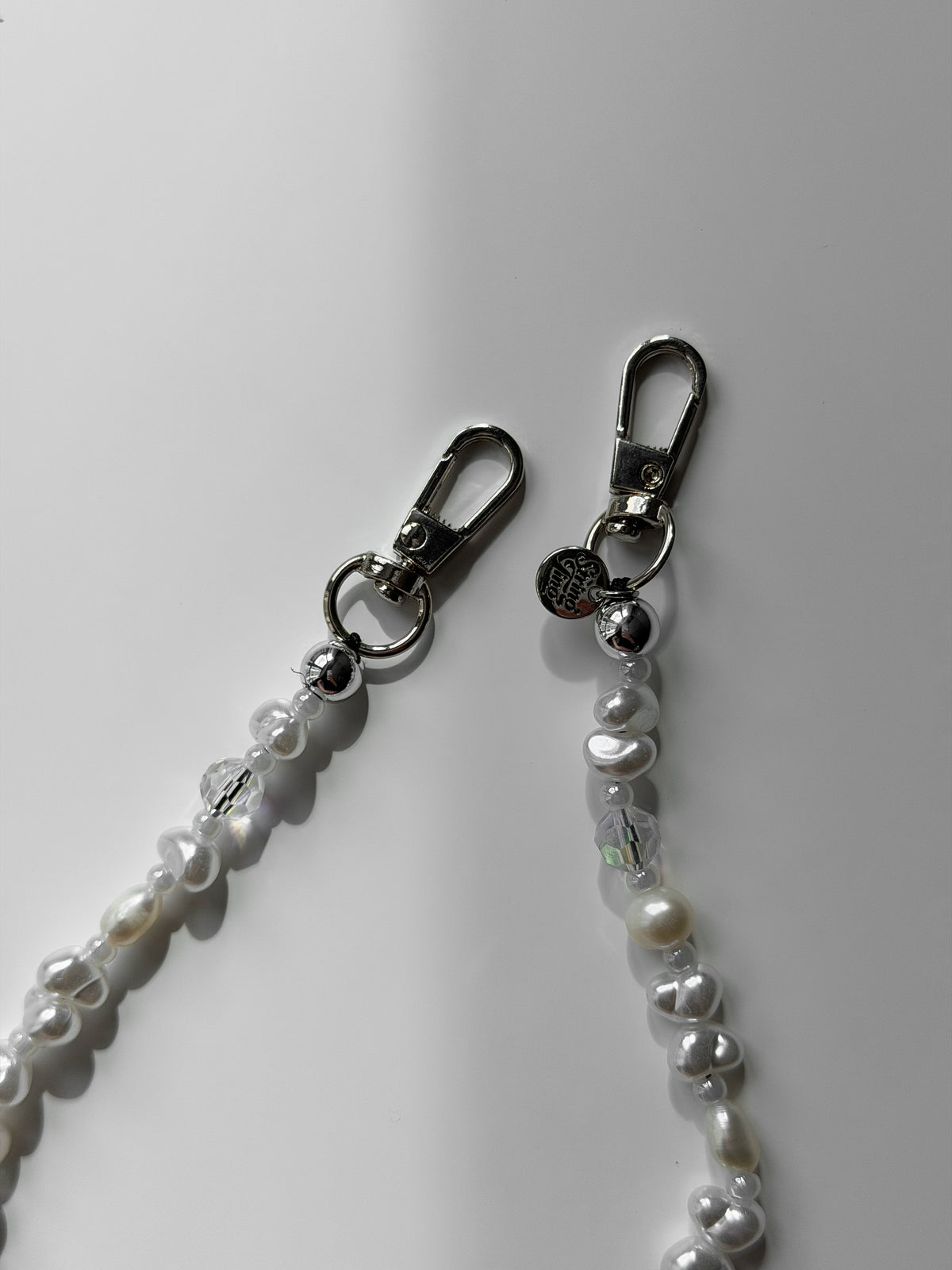 Ланцюжок Crystal Pearl — крупний план сріблястих карабінів і підвіски