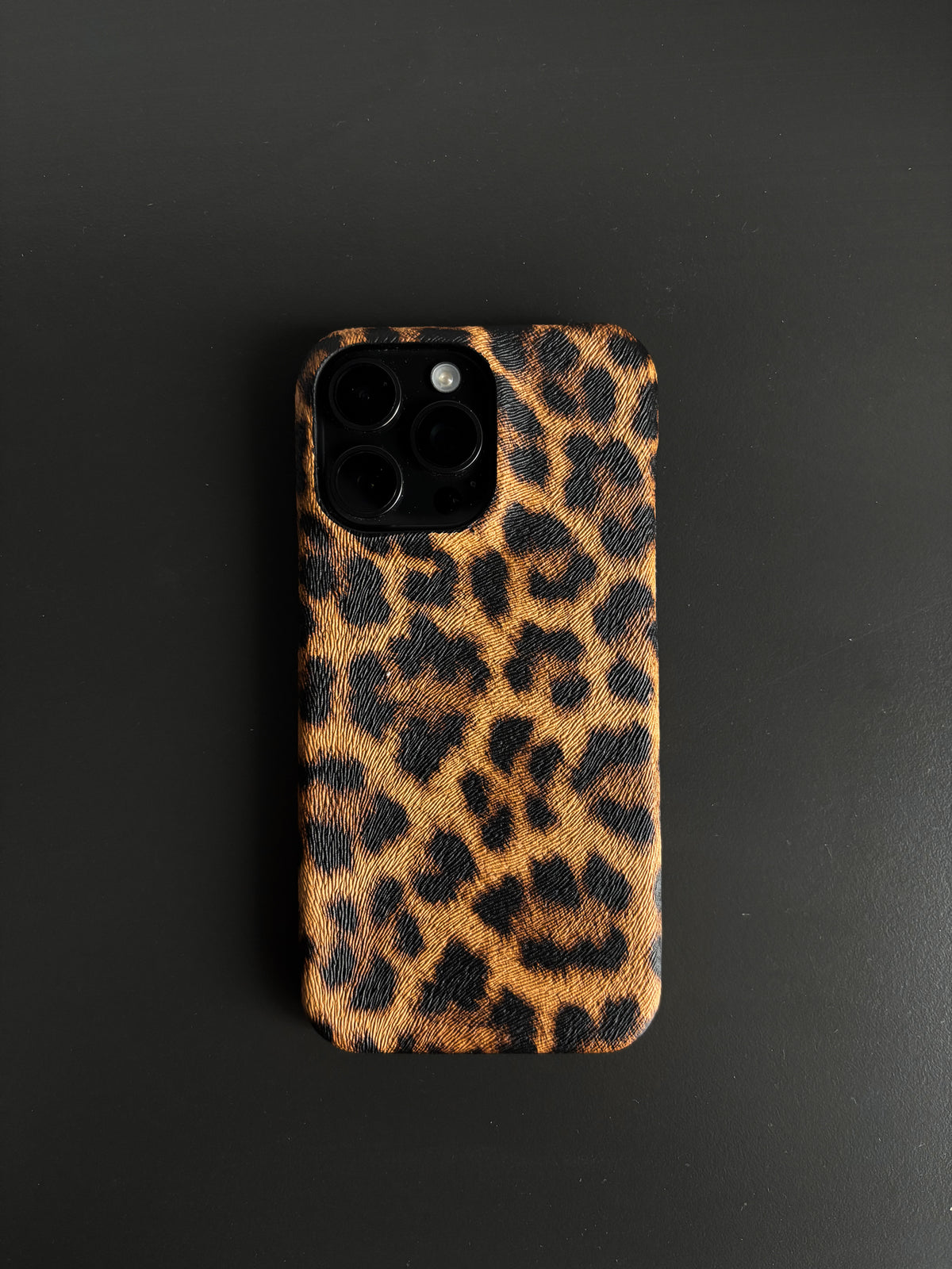 Леопардовий чохол Leopard для iPhone на чорному тлі, квадратний виріз під камеру