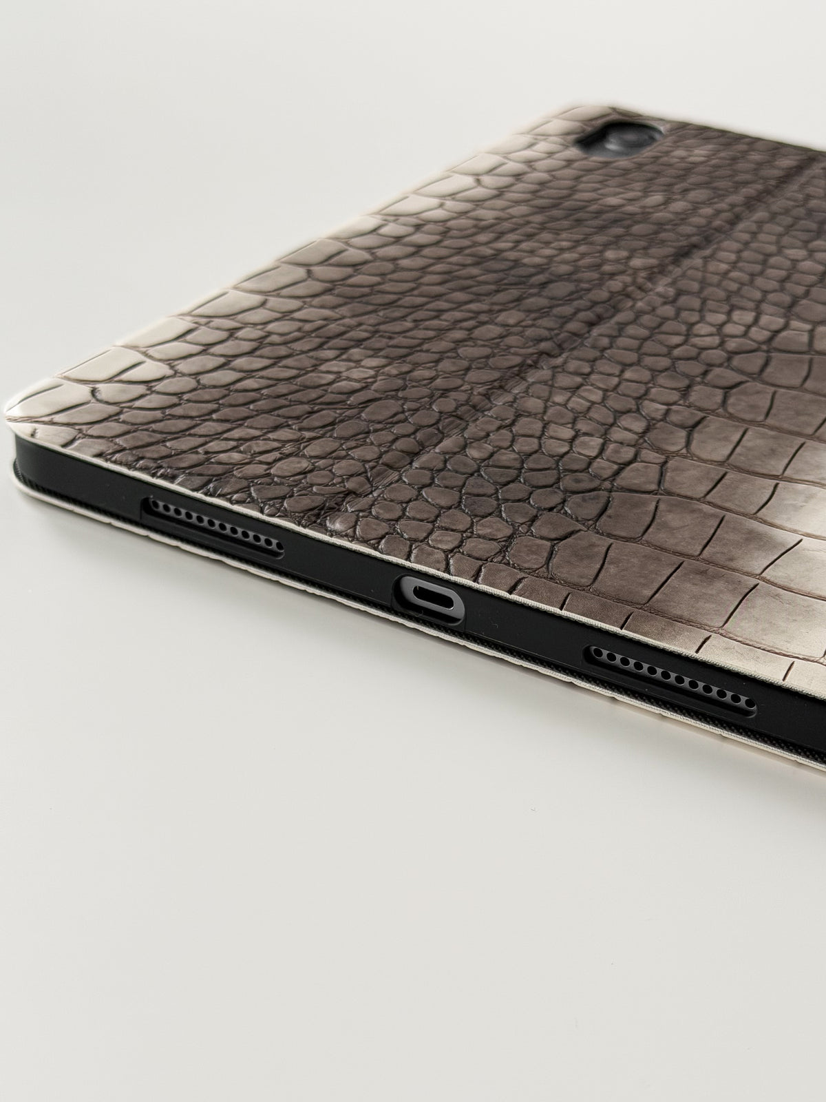 Біло-коричневий чохол-книжка Gator Skin — нижній край із вирізами під порт і динаміки