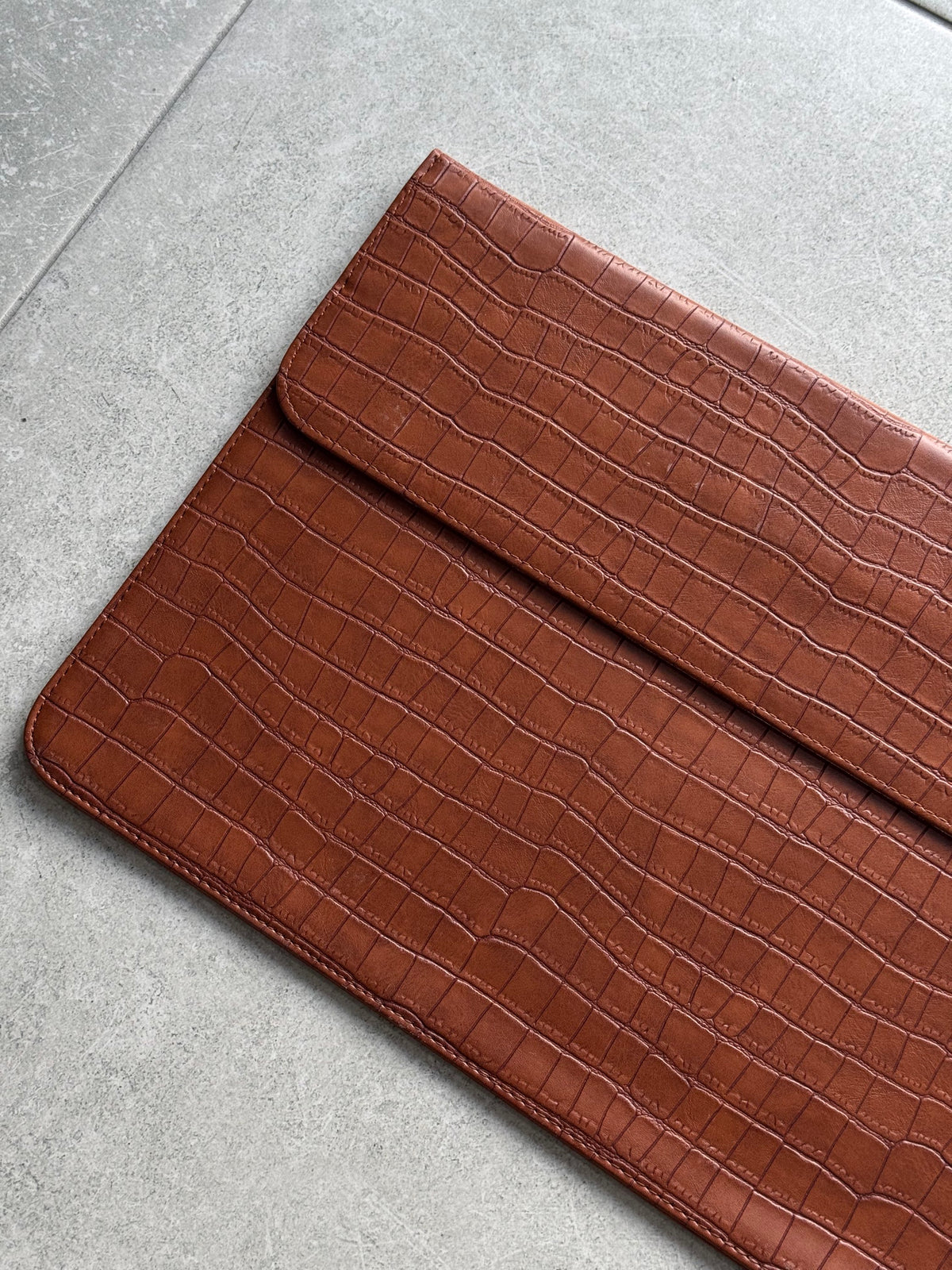 Коричневий конверт Gator Skin — діагональний вигляд на клапан