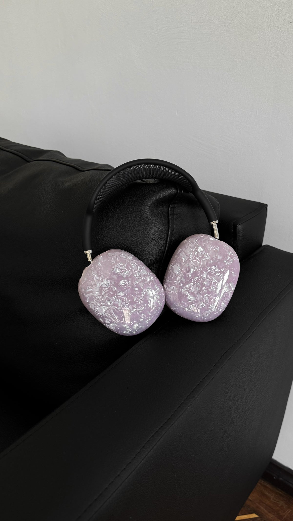 Перламутрові накладки «Кришталеве сяйво» на навушниках AirPods Max на чорному дивані