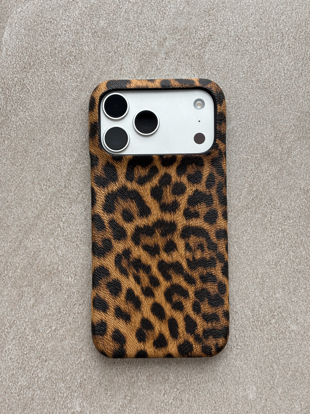Леопардовий чохол Leopard для iPhone на сірій кам’яній поверхні — вигляд ззаду
