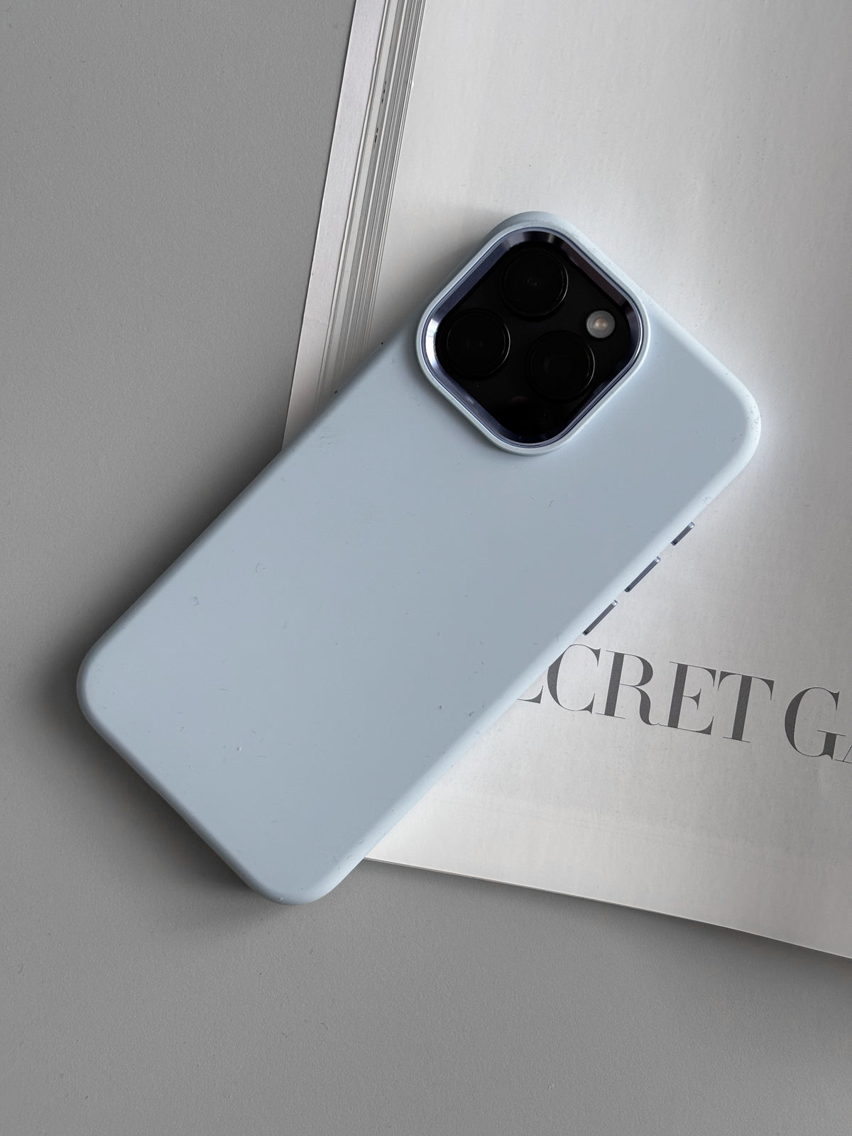 Світло-блакитний чохол «Металеві деталі» для iPhone на розгорнутому журналі