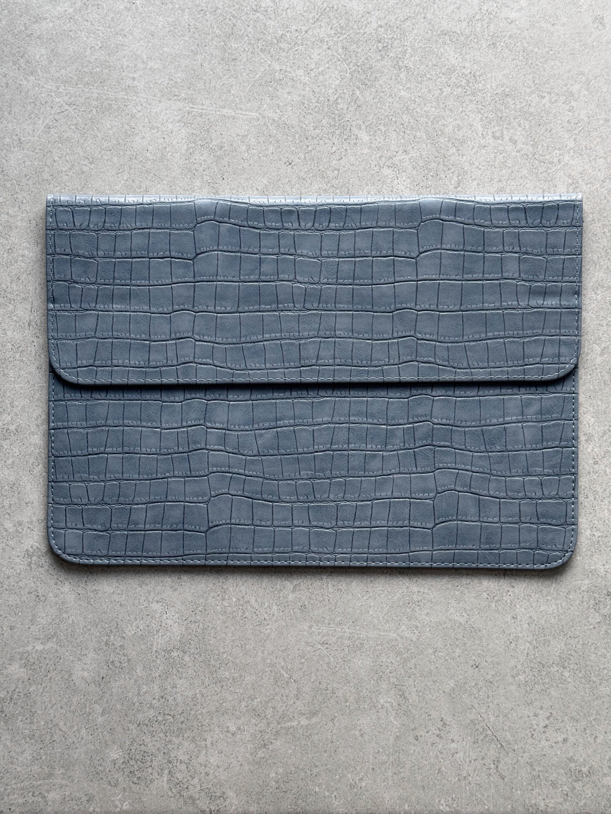 Сіро-блакитний конверт Gator Skin для MacBook з фактурою під шкіру крокодила та клапаном — вигляд спереду