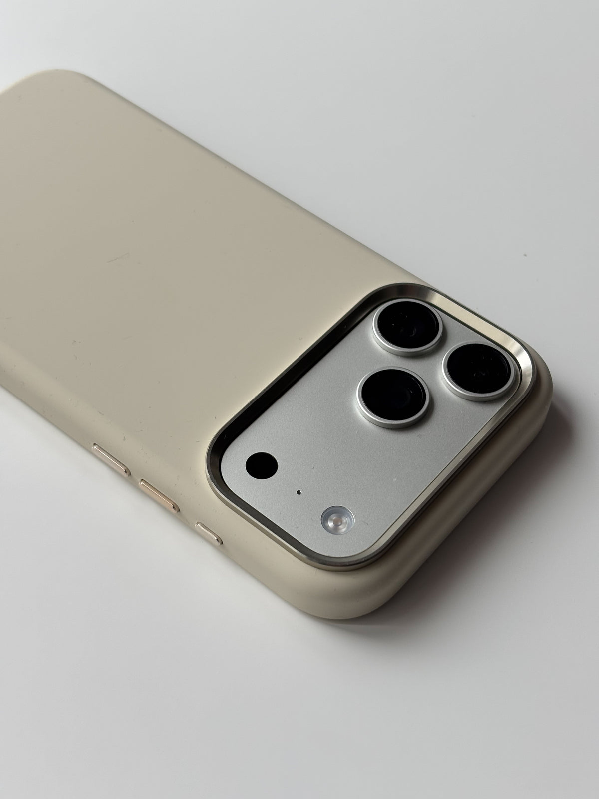 Молочний чохол для iPhone — вигляд під кутом на широку металеву рамку камер