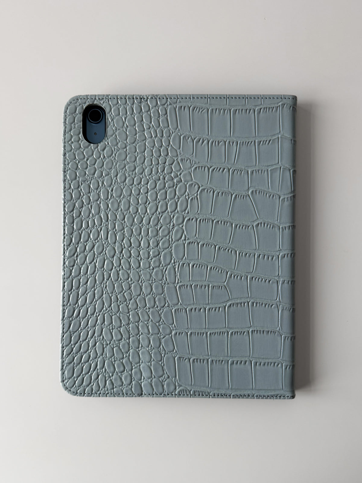 Блакитний чохол-книжка Gator Skin для iPad — задня частина з вирізом під камеру