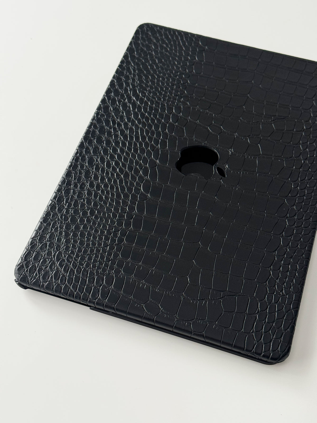 Чорний чохол Gator Skin для MacBook — діагональний вигляд на кришку
