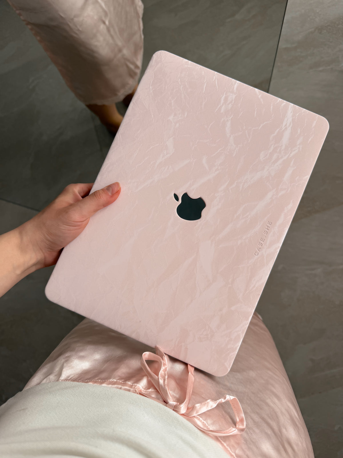 Рожевий чохол-накладка «Оксамит» для MacBook із фактурою заломів у руці