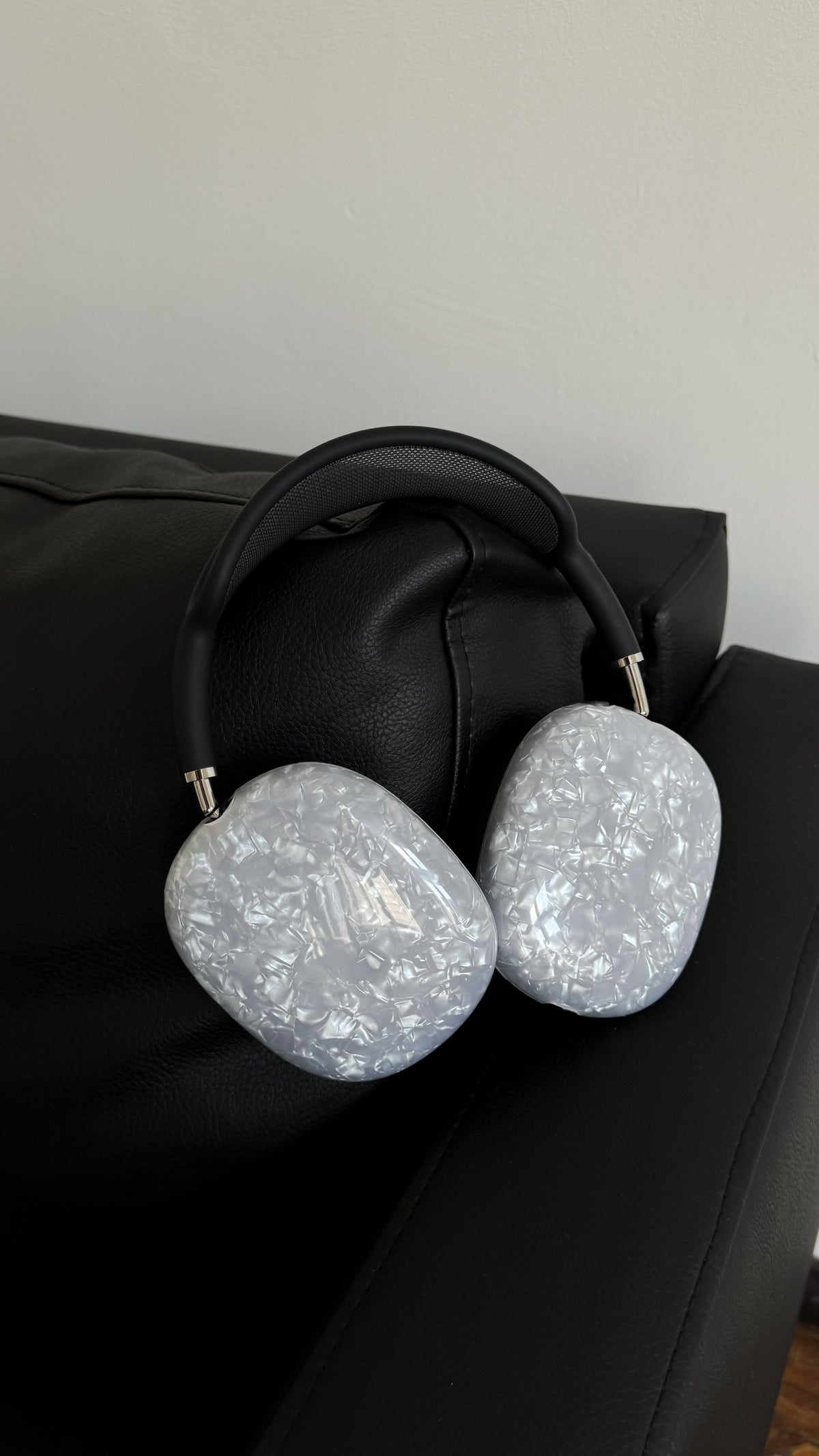 Світлі перламутрові накладки «Кришталеве сяйво» на навушниках AirPods Max на чорному дивані