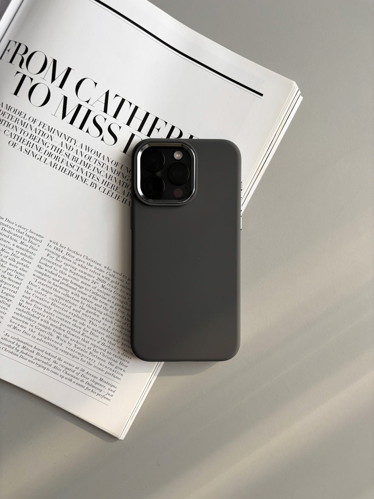 Графітовий чохол «Металеві деталі» для iPhone на розгорнутому журналі