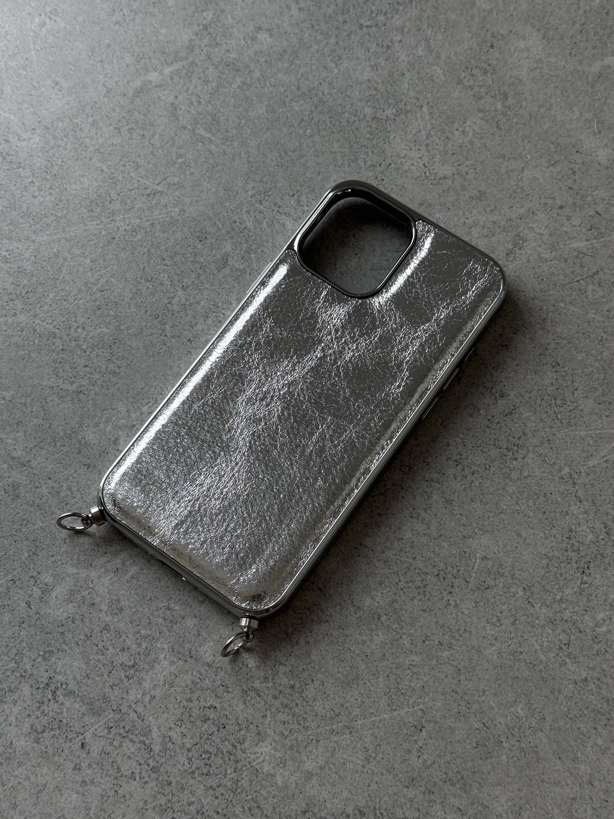 Сріблястий чохол «Текстурне сяйво» без телефону на сірому камені