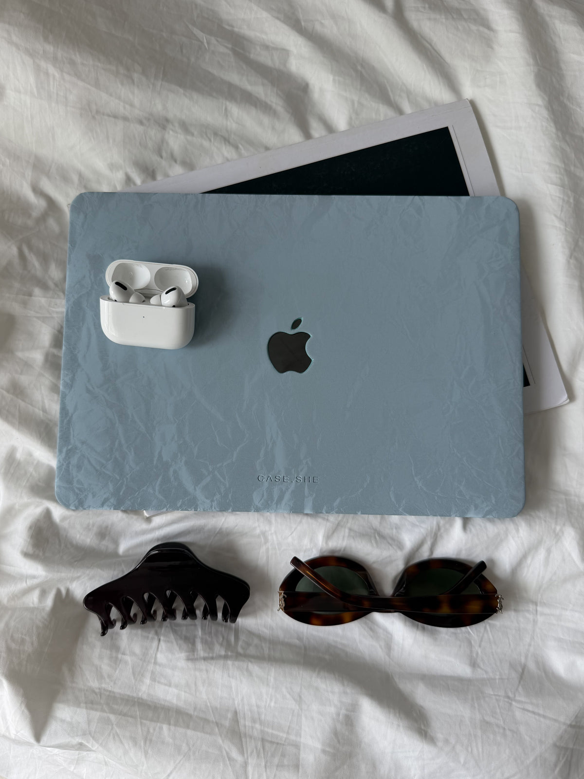 Блакитний чохол «Оксамит» для MacBook з навушниками, окулярами й шпилькою для волосся