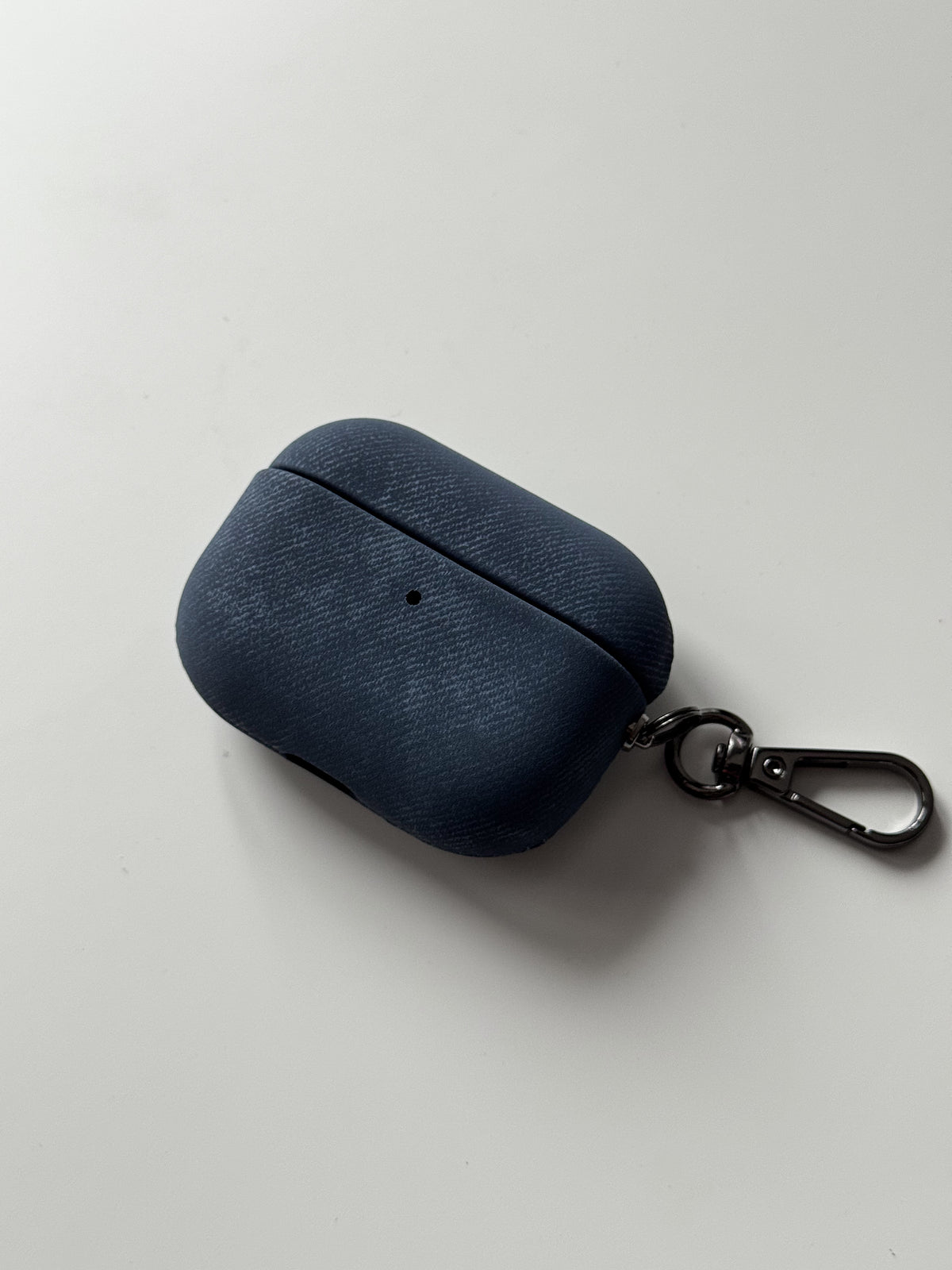 Синій чохол «Замшева м’якість» для AirPods з м’якою ворсистою фактурою та карабіном