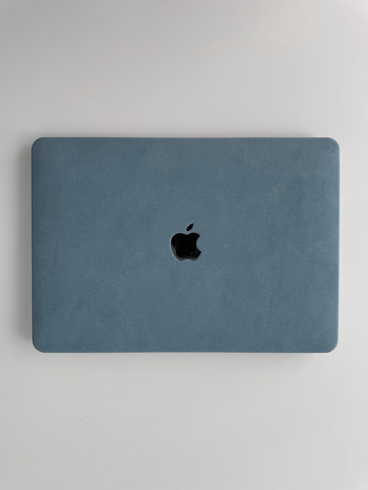 Блакитний чохол «Замшева м’якість» для MacBook — вигляд зверху на кришку