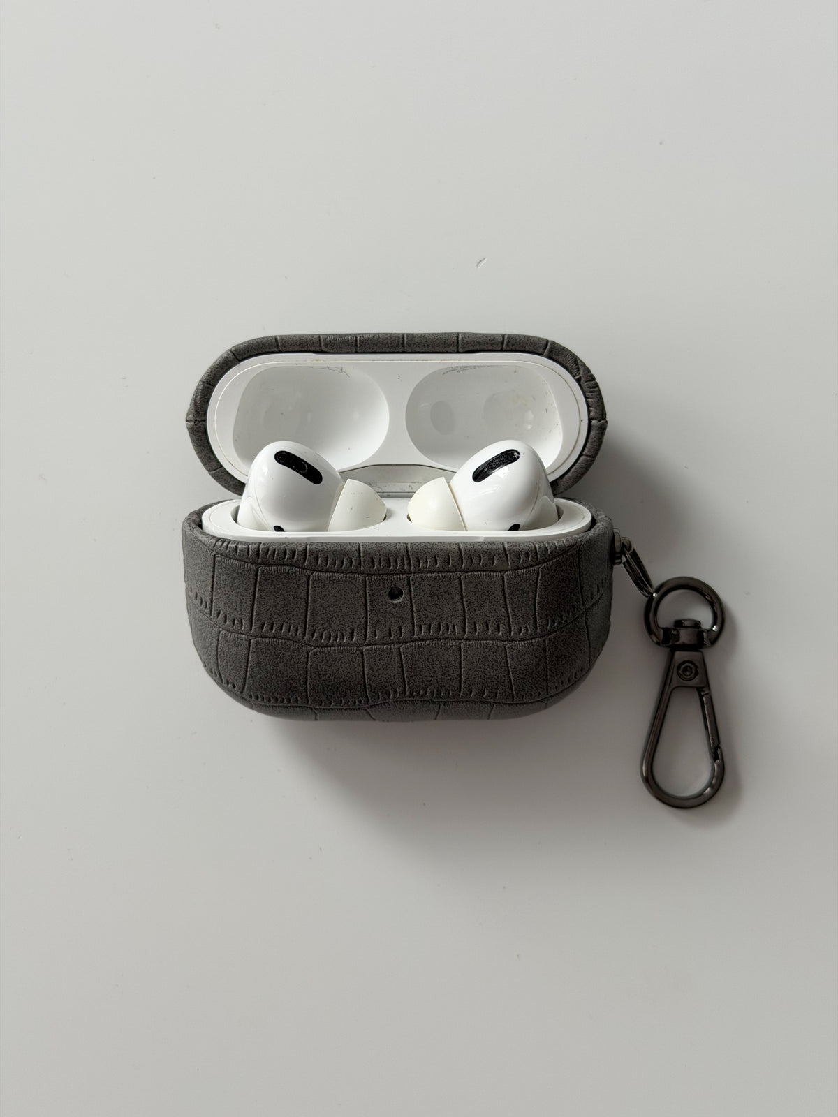 Відкритий сірий чохол Gator Skin із навушниками AirPods усередині