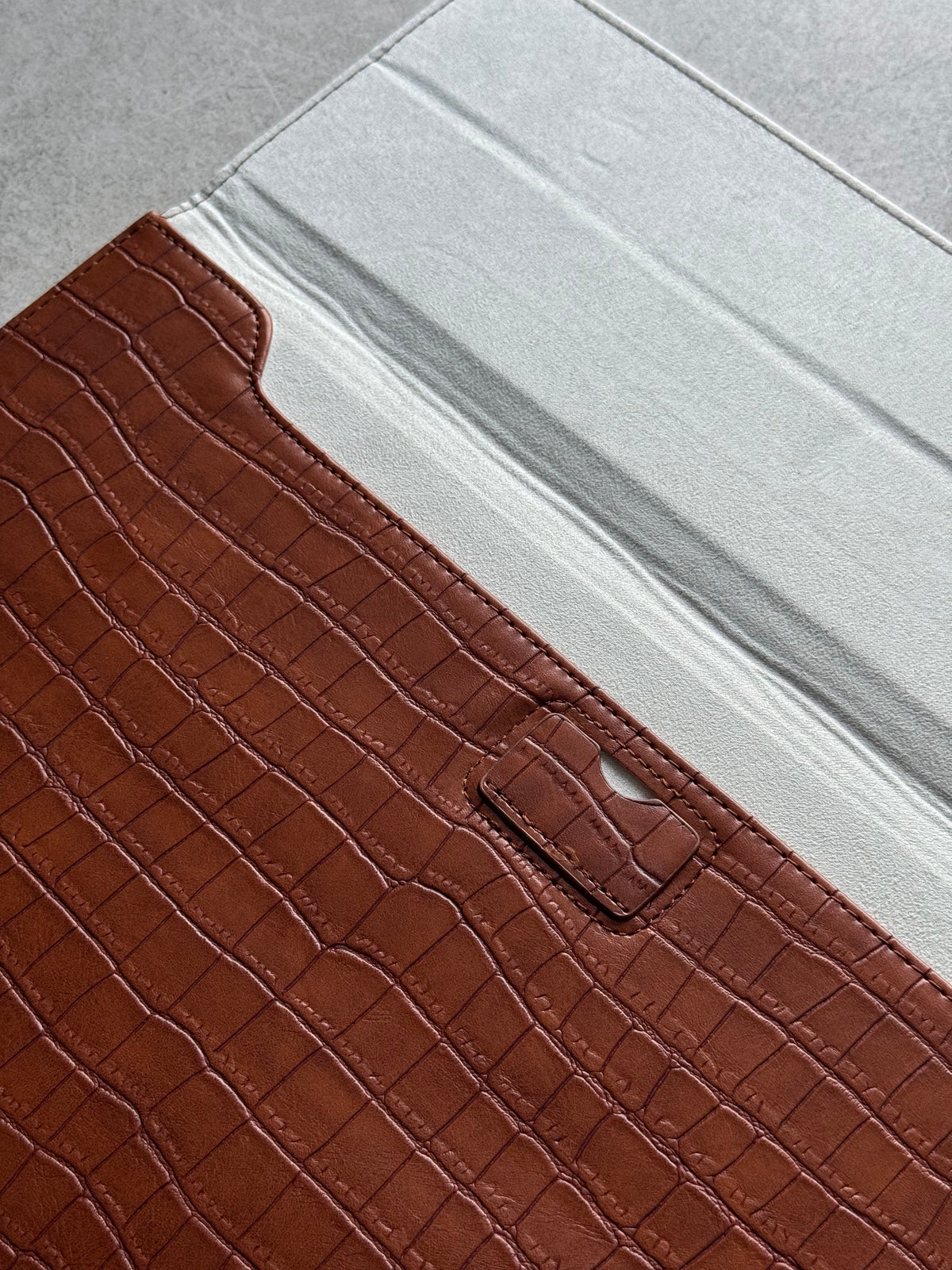 Коричневий конверт Gator Skin — відкритий, видно язичок на передній частині