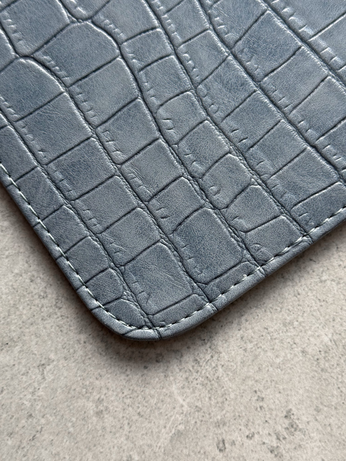 Сіро-блакитний конверт Gator Skin — крупний план кута й фактури