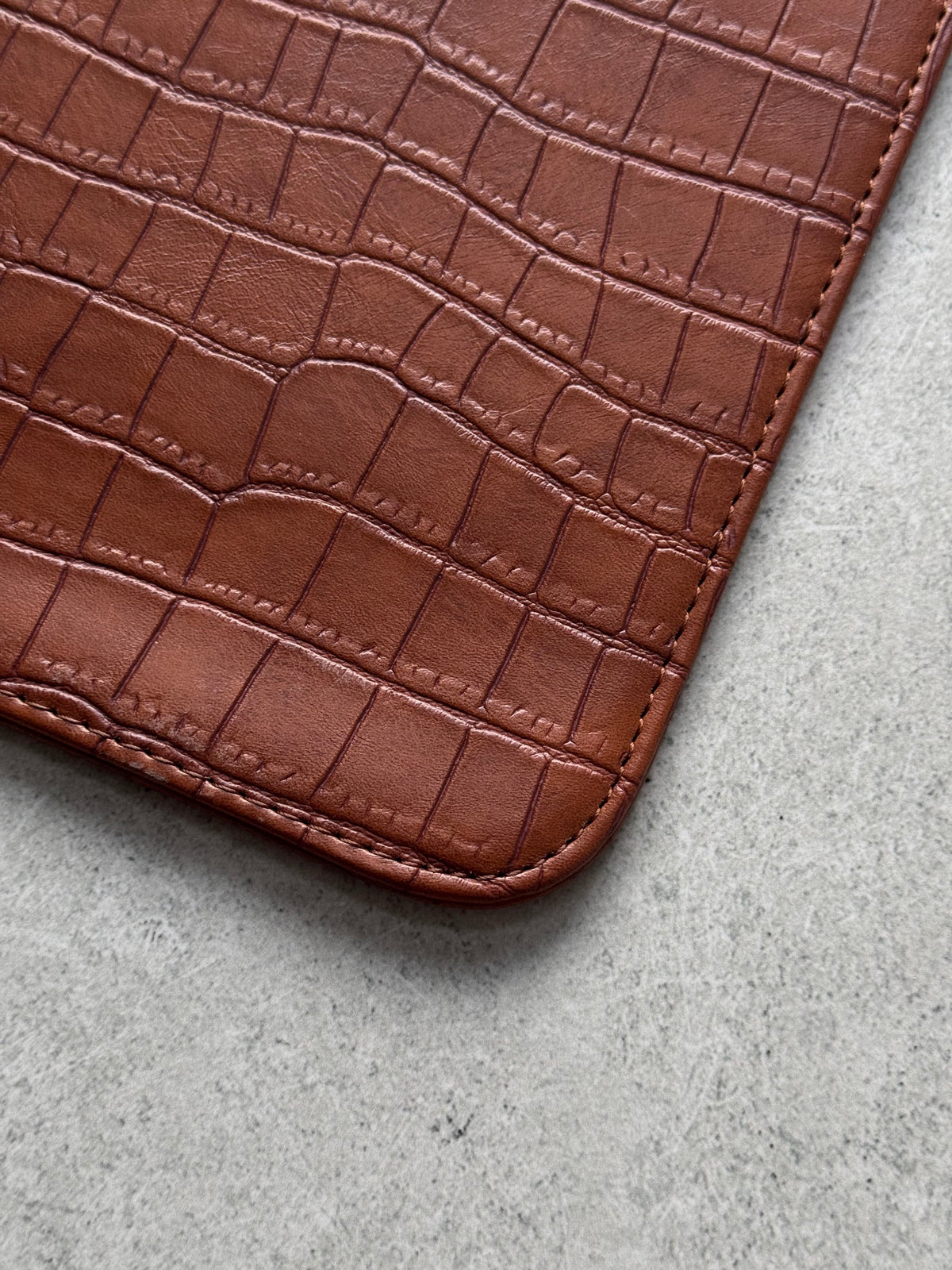 Коричневий конверт Gator Skin — крупний план нижнього кута й фактури