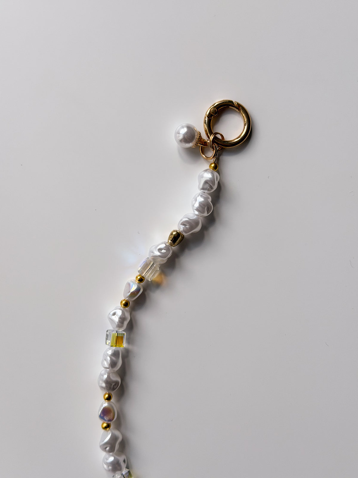 Ланцюжок Golden Pearl — крупний план золотистої застібки та намистин