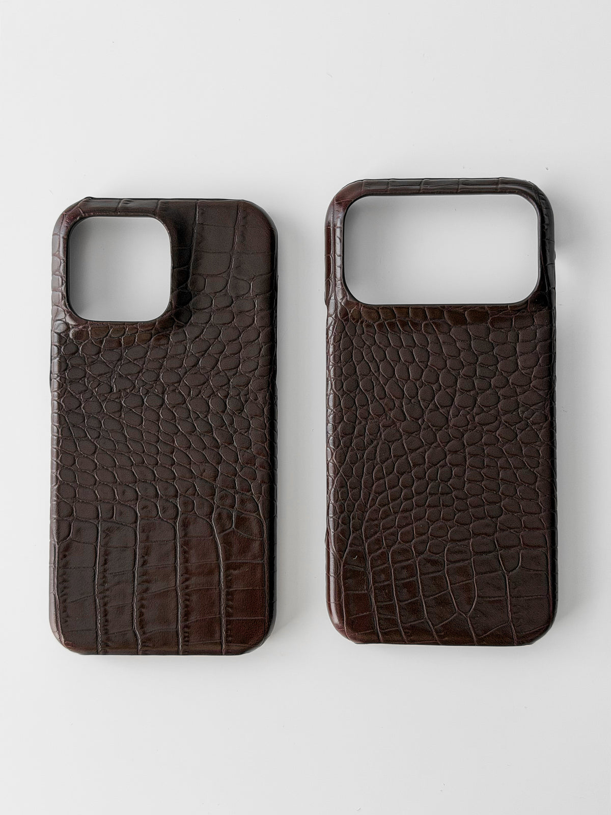 Два шоколадні чохли Gator Skin для iPhone з різною формою вирізу під камеру