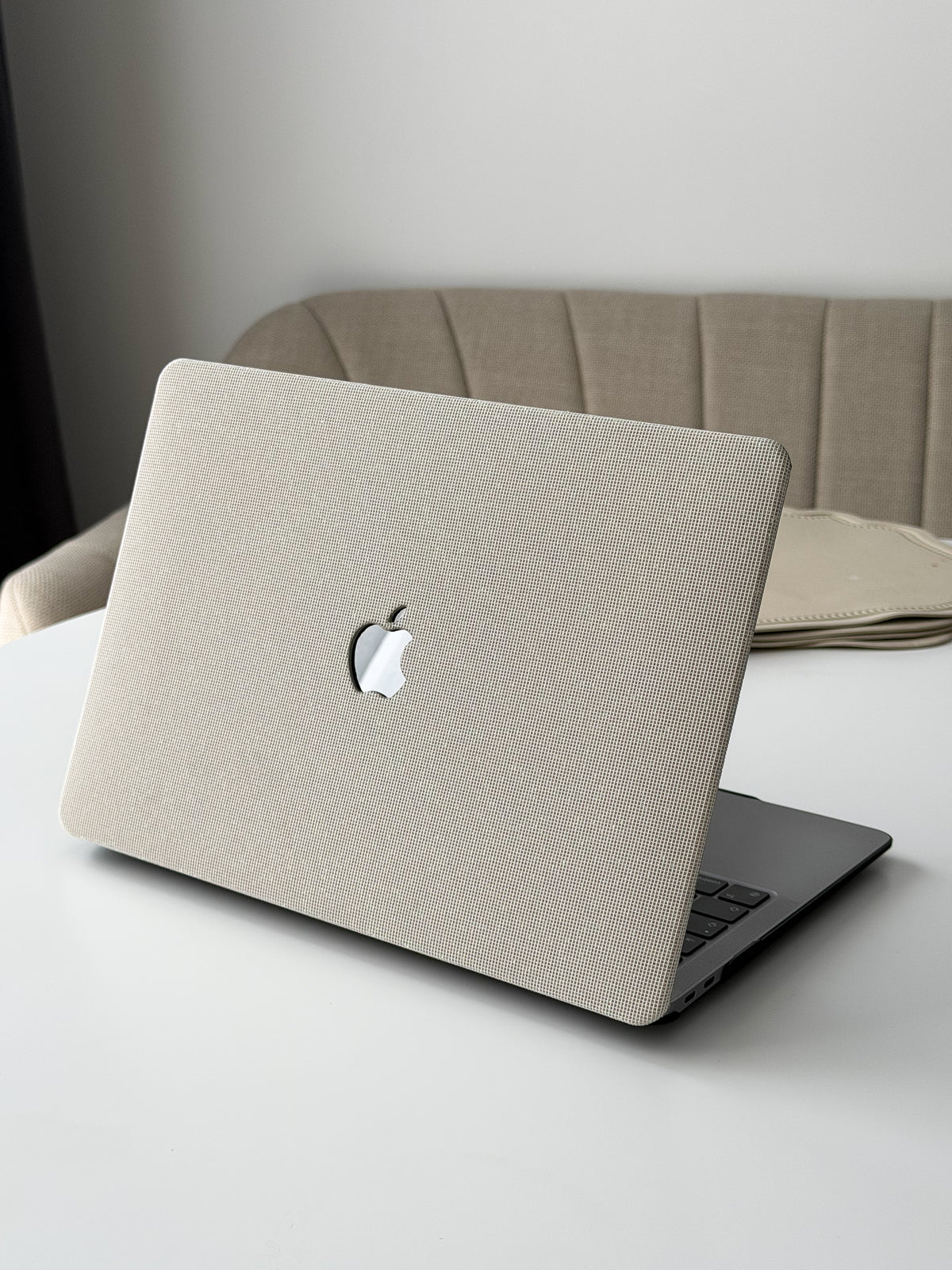 Молочний чохол Shine Grid на напіввідкритому MacBook на білому столі
