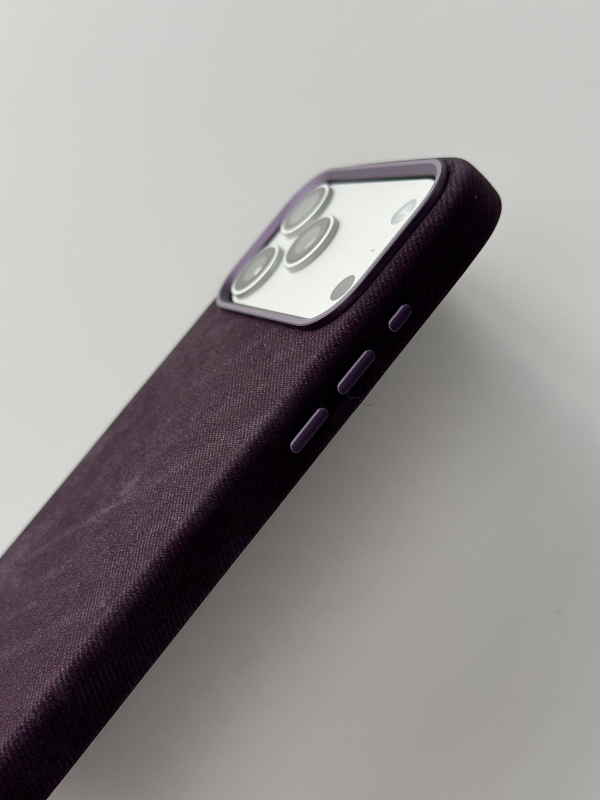 Чохол для iPhone — бокова грань із кнопками в тон