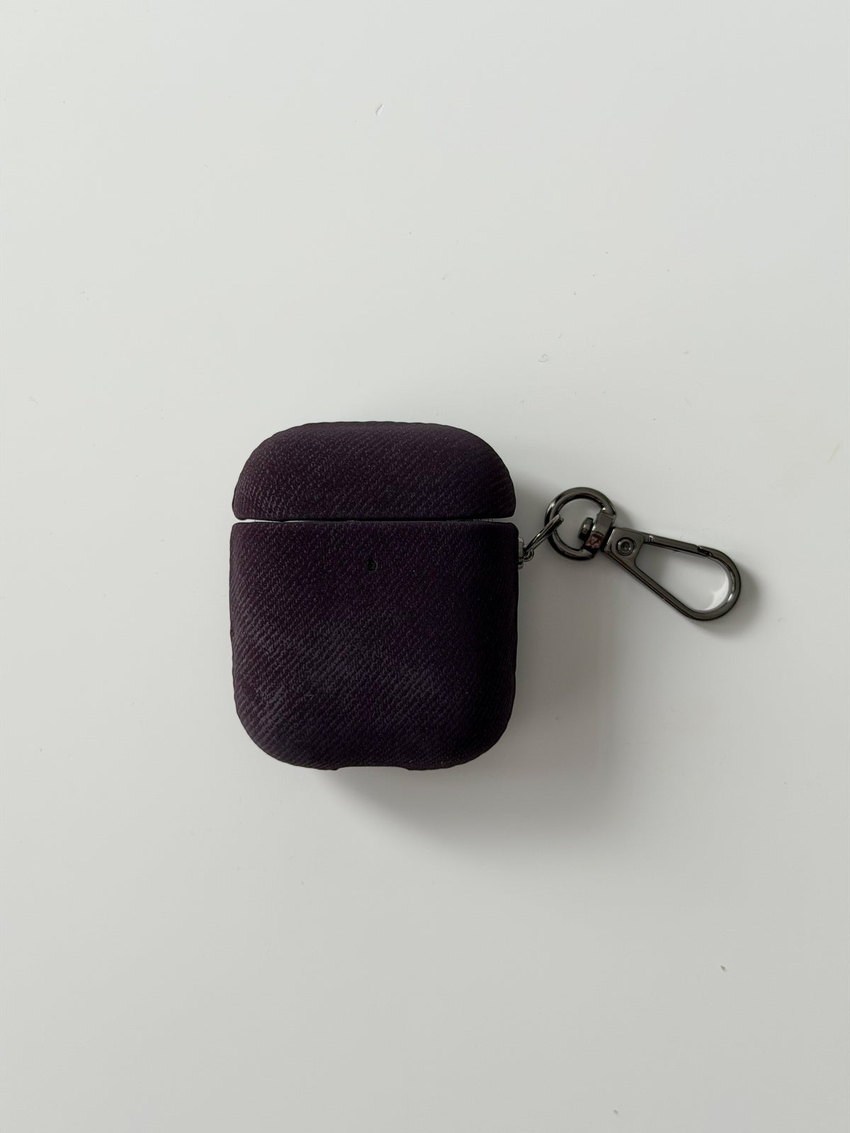 Чохол «Замшева м’якість» із карабіном на вужчому кейсі AirPods