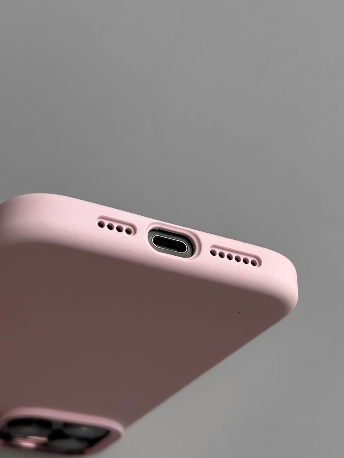 Рожевий чохол для iPhone — нижній торець із вирізами під роз’єм і динаміки