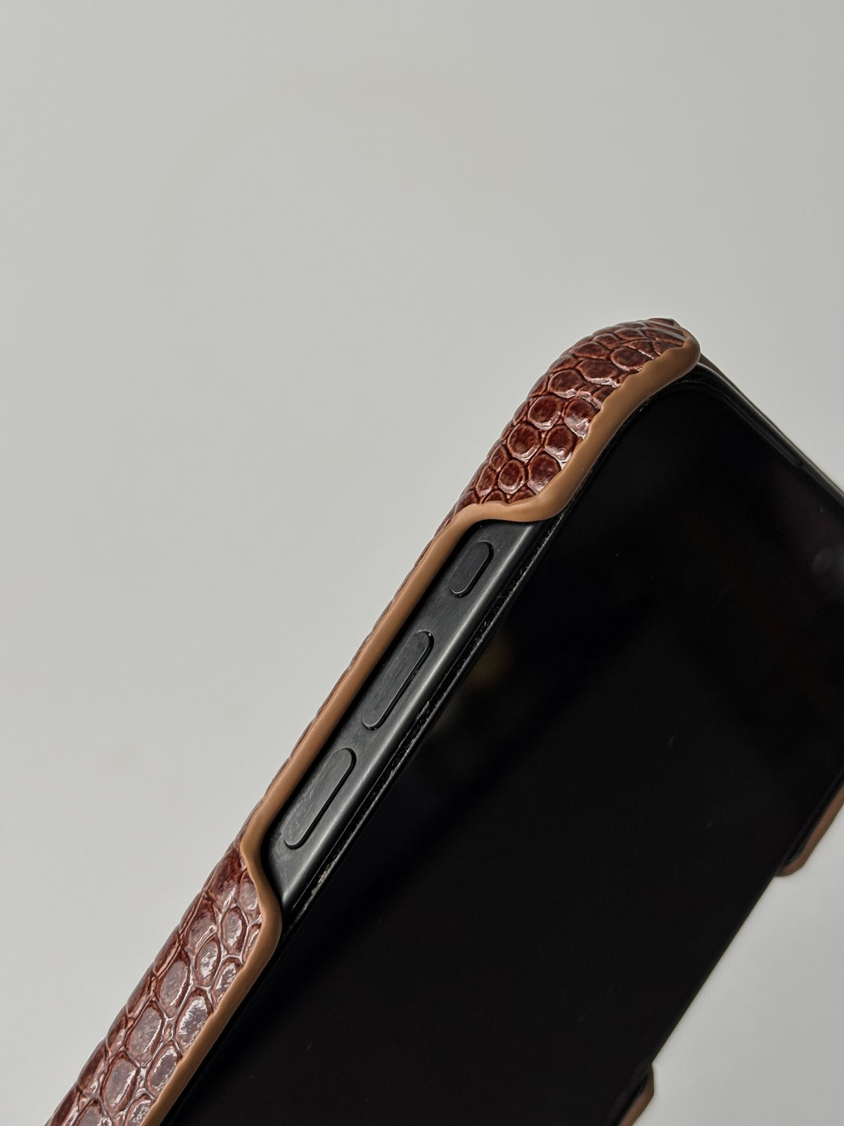 Коньячно-коричневий чохол Gator Skin для iPhone — вигляд збоку на кнопки та світлий кант