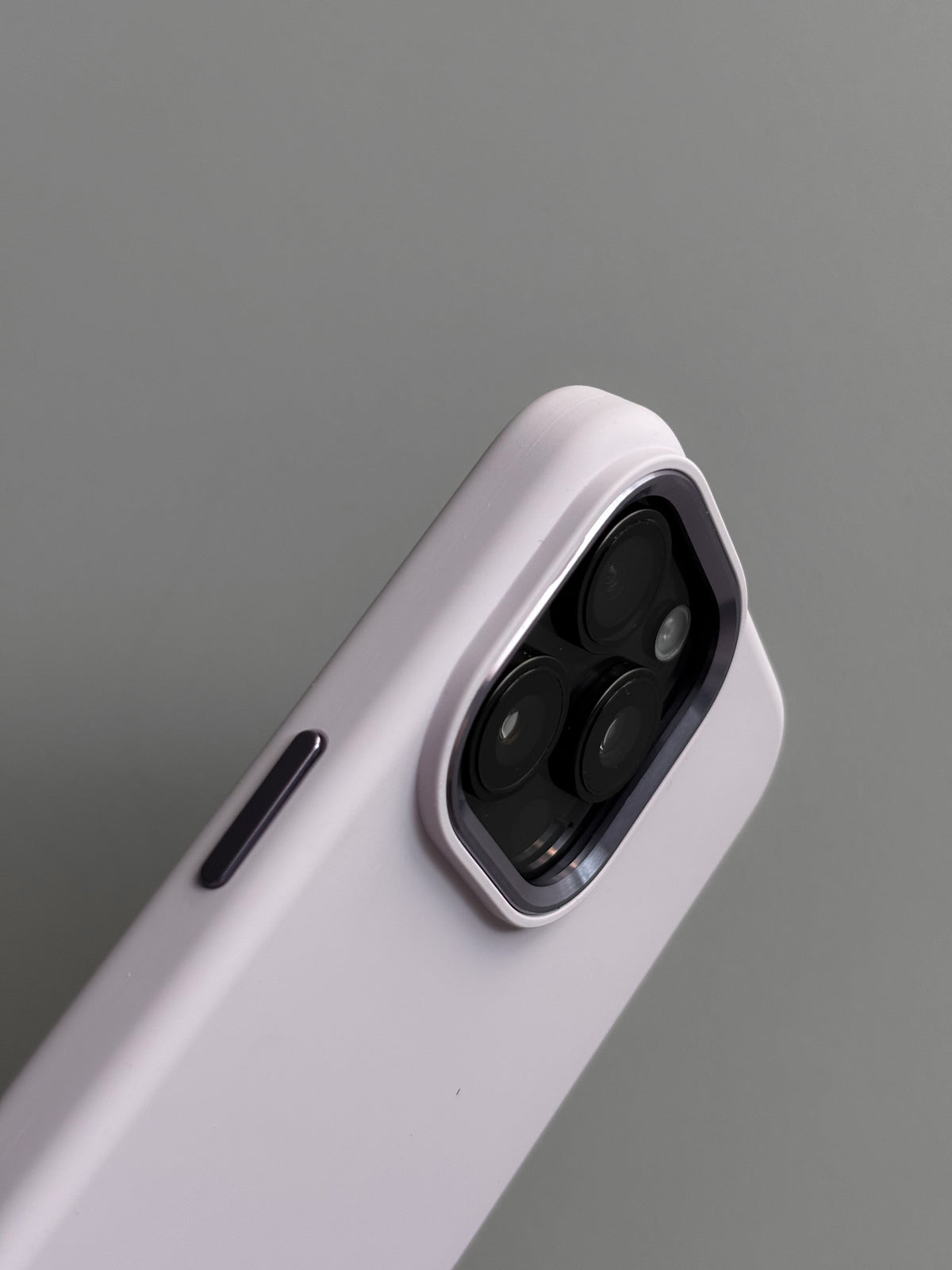Лавандово-рожевий чохол для iPhone — вигляд під кутом на камери й кнопку